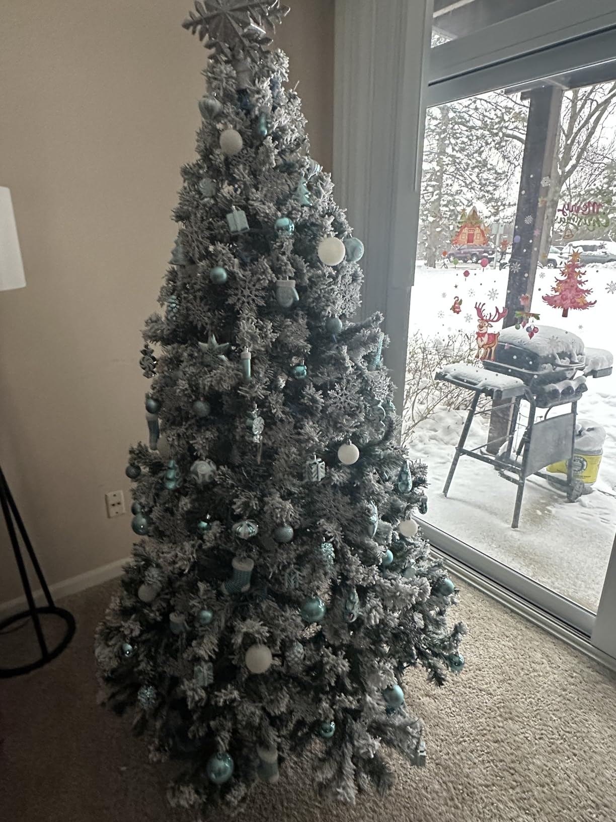 Yaheetech 7.5ft Snow Flocked Pre-lit Christmas Tree with 550 Warm White Lights, 1284 Lush Branch Tips & Quick-Assembly Hinged Design, Full Artificial Xmas Tree for Winter Holiday Décor, Green & White customer photo 2