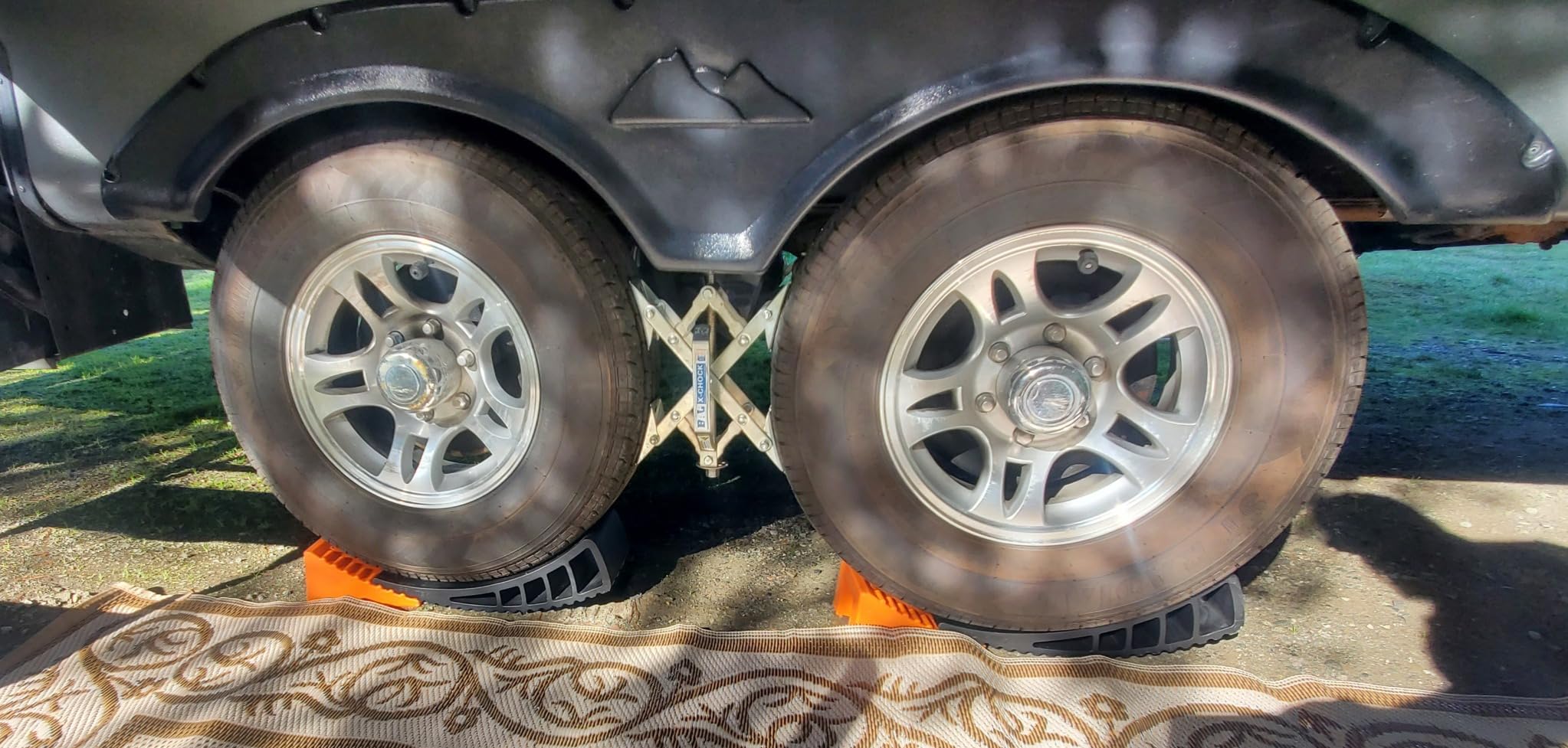 CARMTEK Camper Leveler Premium Kit - Curved RV Levelers with Camper Wheel Chocks, Rubber Mats and Carry Bag | Faster Camper Leveling Than RV Leveling Blocks customer photo 1