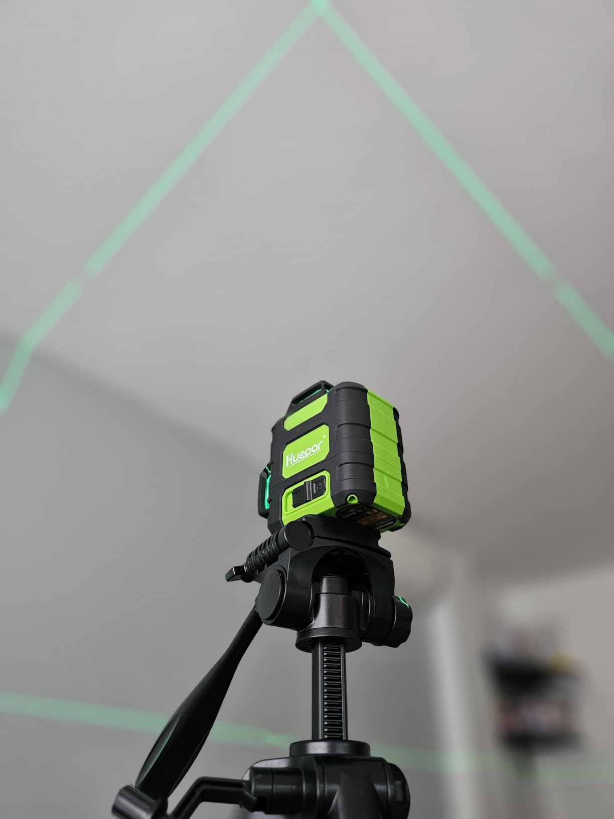 Huepar Laser Level 360 Self Leveling, Rechargeable Green Laser 4x360 Degree Cross Line Lazer Leveler 4D Level Laser Tool for Construction with Two Li-ion Batteries, Magnetic Bracket & Hard Carry Case -LS04CG customer photo 2
