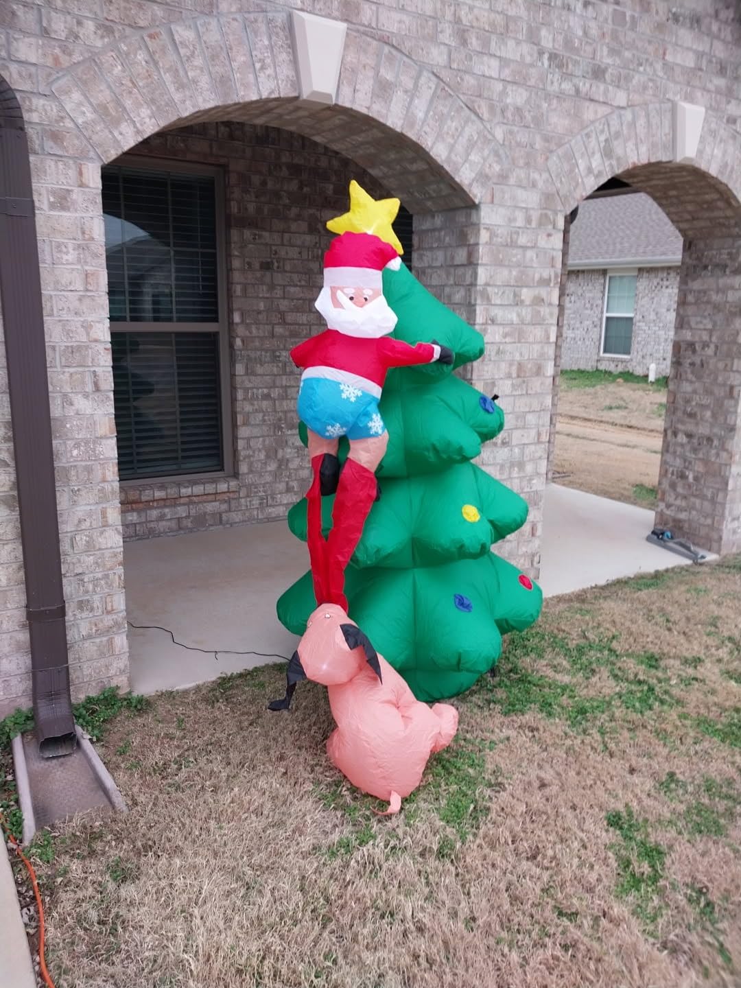 KOOY 6FT Christmas Inflatable Outdoor Decorations, Christmas Tree Outdoor, Christmas Blow up Yard Decorations with LED Light Up for Xmas New Year, Winter Decor for Yard Holiday Party Garden Lawn Decor customer photo 1