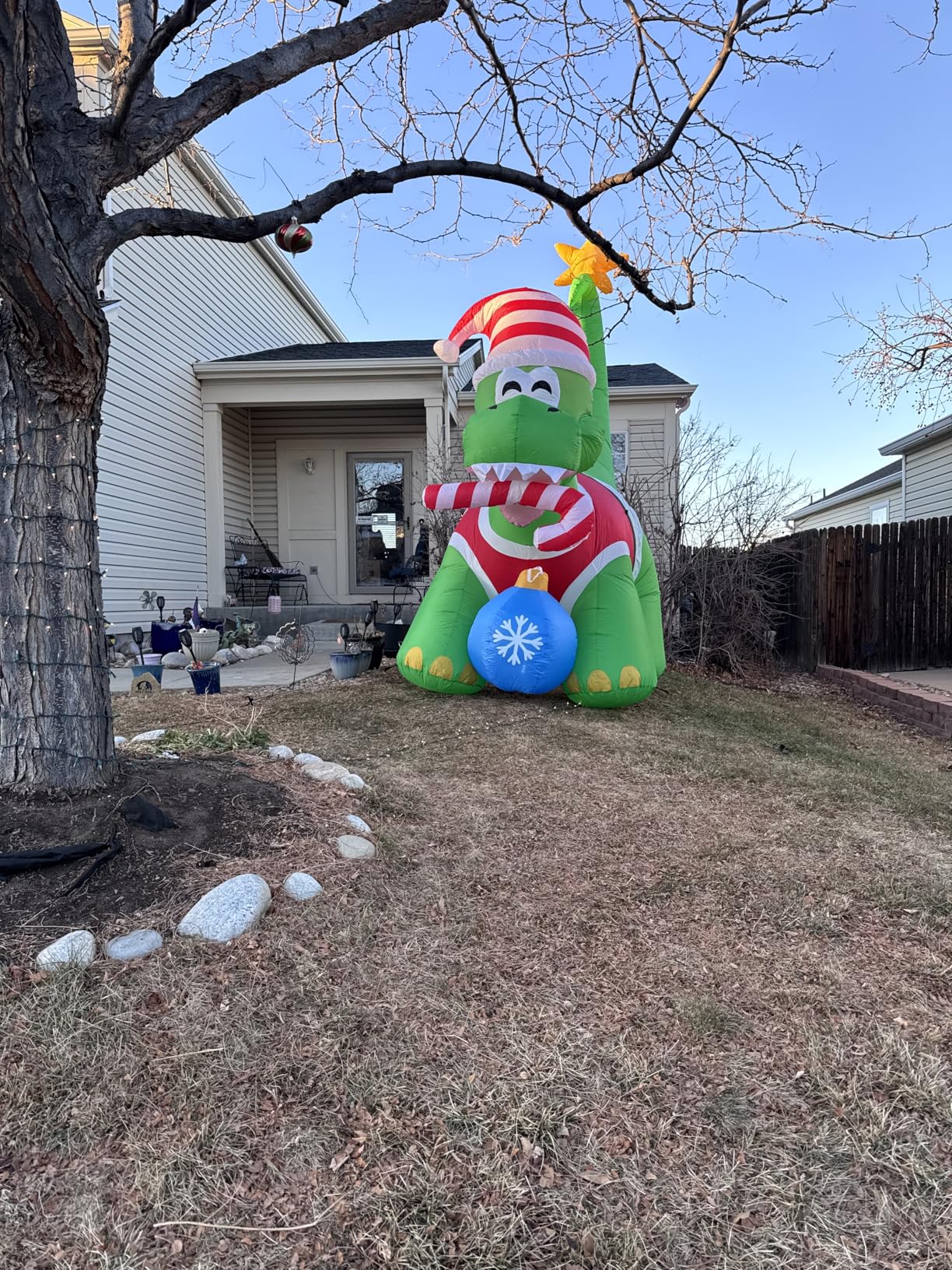 8FT Santa Claus Sitting on the Roof Christmas Inflatable Decoration with LED Lights, Suitable for Holiday Celebration Decorations in Courtyards, Lawns, Terraces, etc. customer photo 1