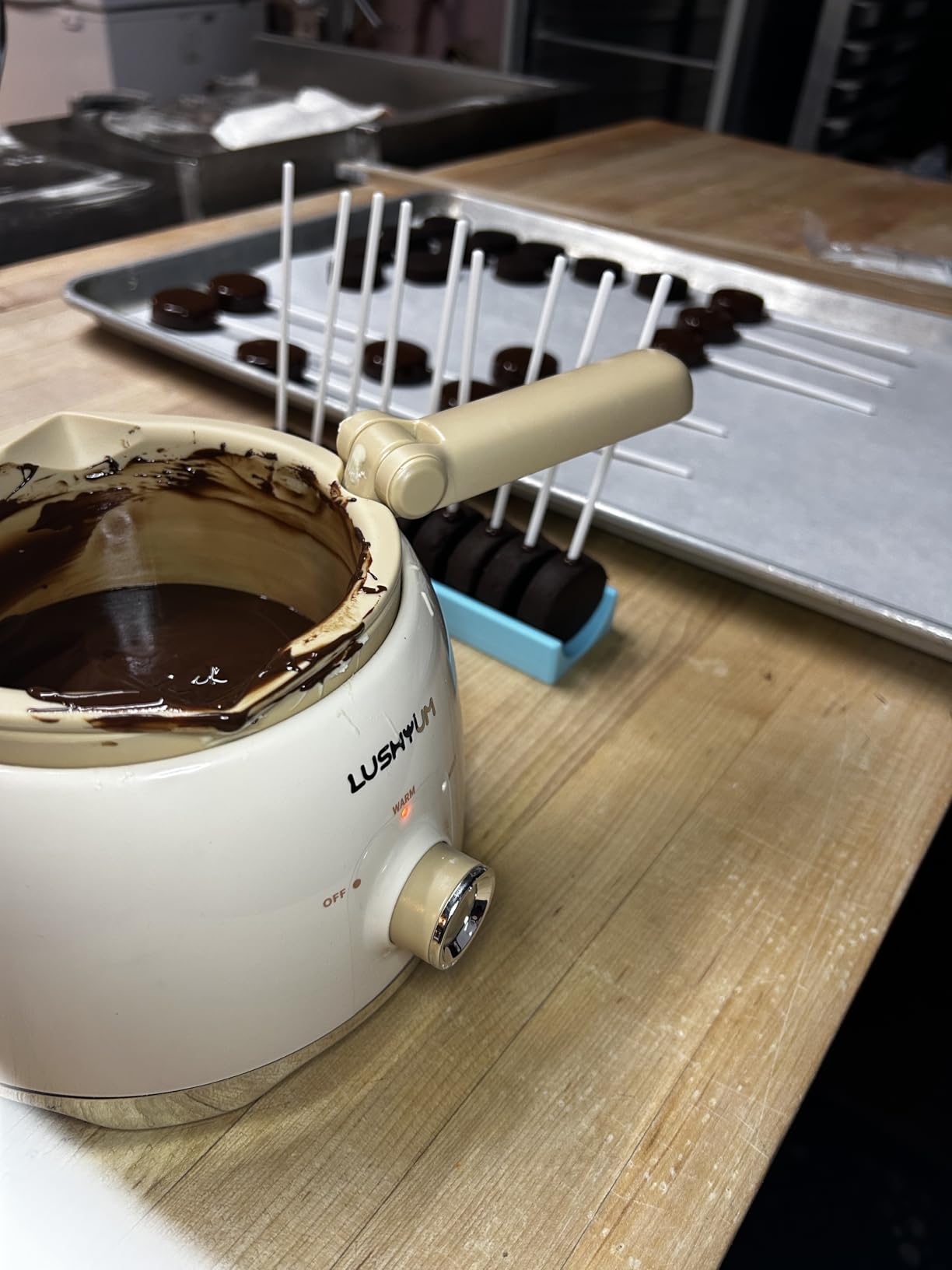 LUSHYUM Electric Chocolate Melting Pot with 2 Insert Pots, 4-Cup Chocolate | Even Heating & Fast Melting, BPA-Free Silicone, Easy Clean, Less Waste, Ideal for Chocolate & Candy Melts, Parties & Fondue customer photo 1