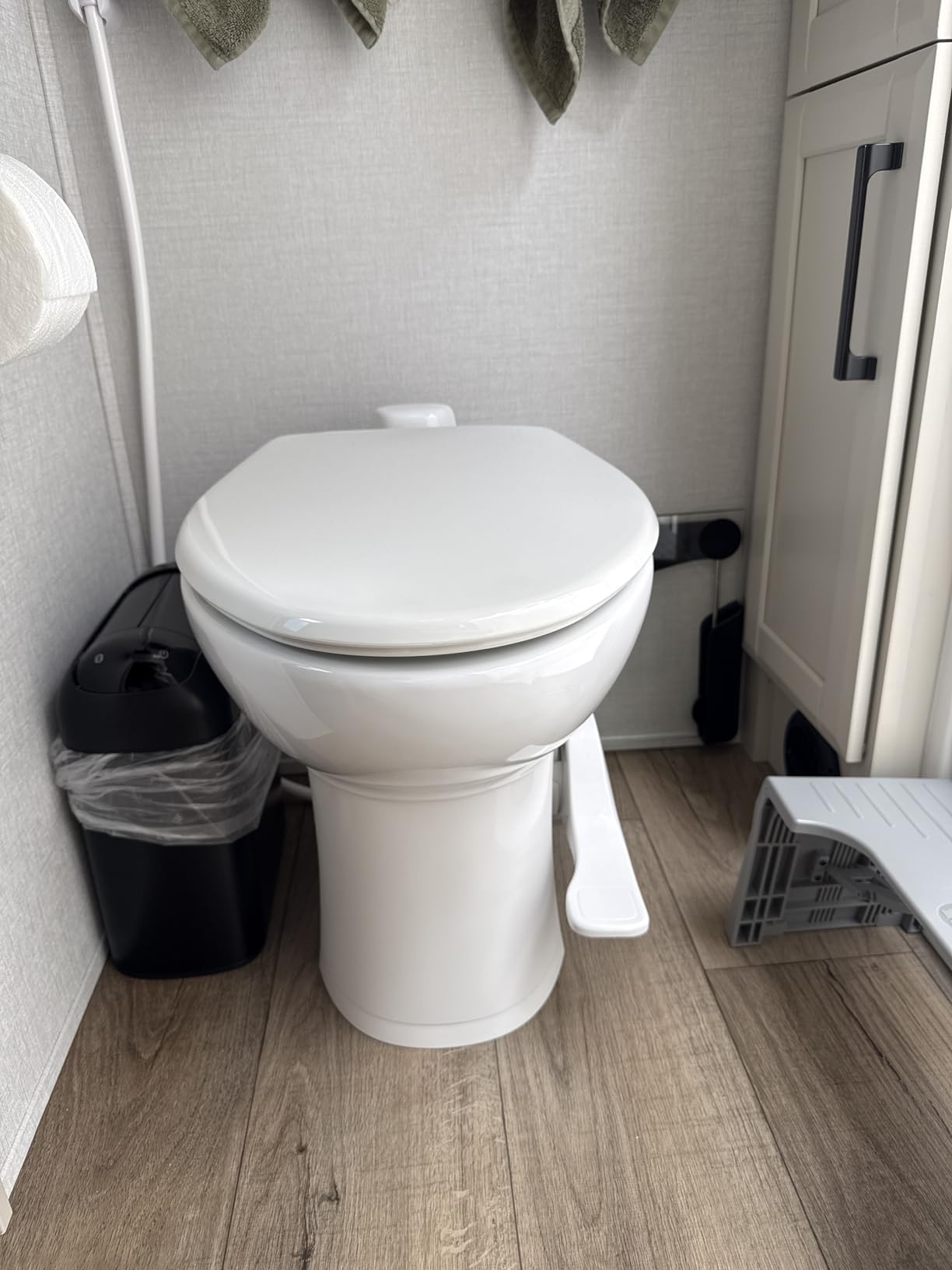 SEAFLO Porcelain RV Toilet with Elongated Bowl, 19