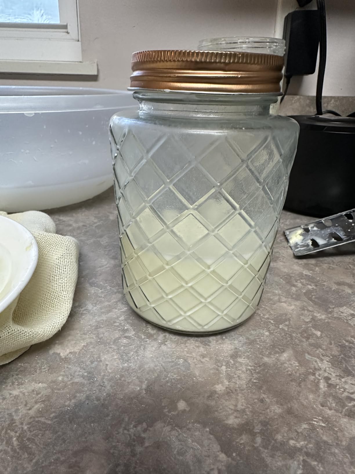 IFOLO One-Touch Electric Butter Churner with Borosilicate Jar, 34oz clear jar with scale lines, makes fresh homemade butter in 5-10 minutes customer photo 1