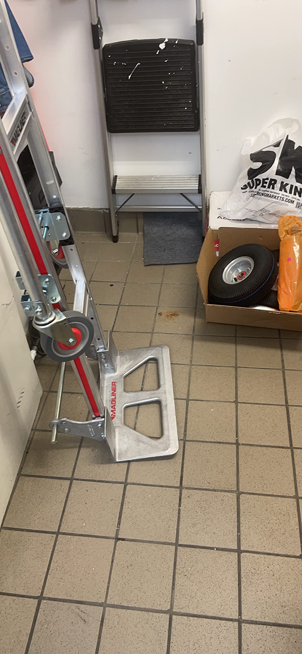 Magliner GMK81UA4 Gemini Sr Convertible Hand Truck, Pneumatic Wheels, 500 lbs Load Capacity, 61