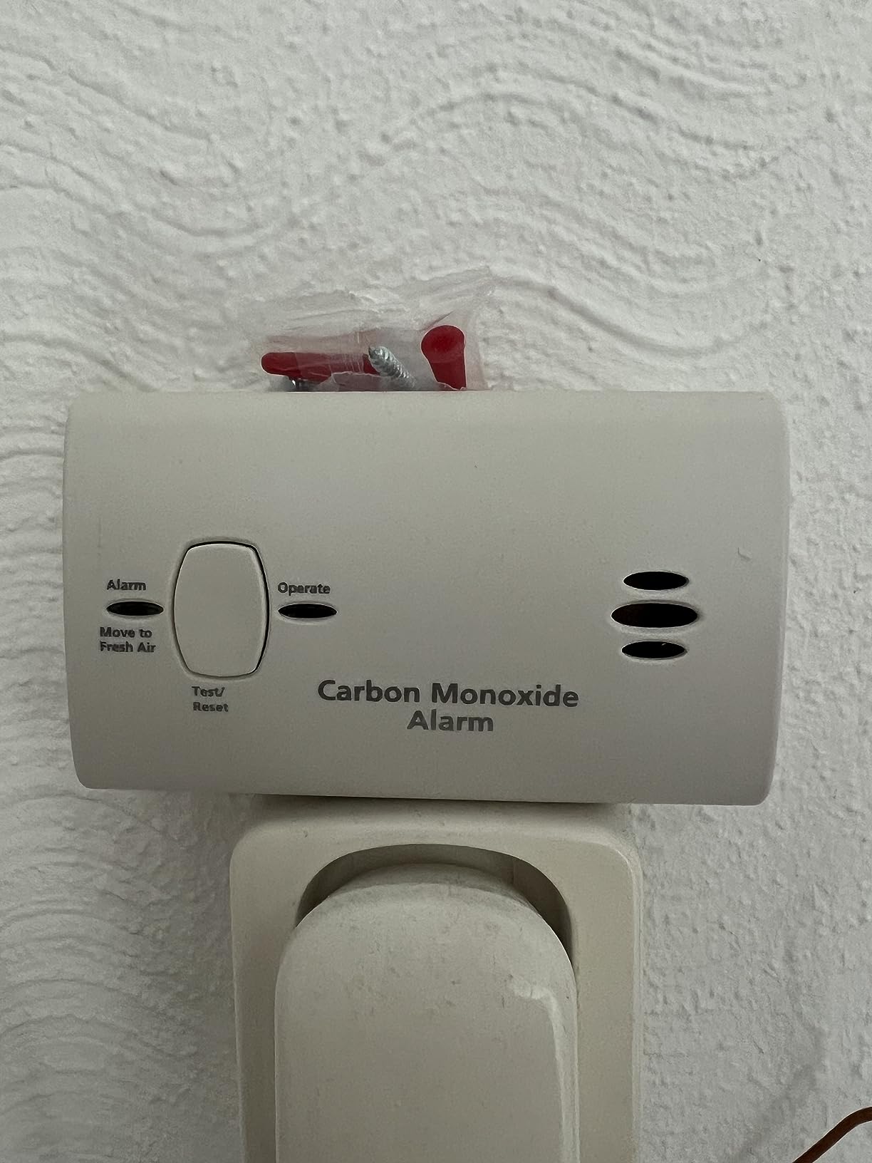 Kidde Carbon Monoxide Detector, Battery Powered CO Alarm with LEDs, Test-Reset Button, Low Battery Indicator, Portable customer photo 1