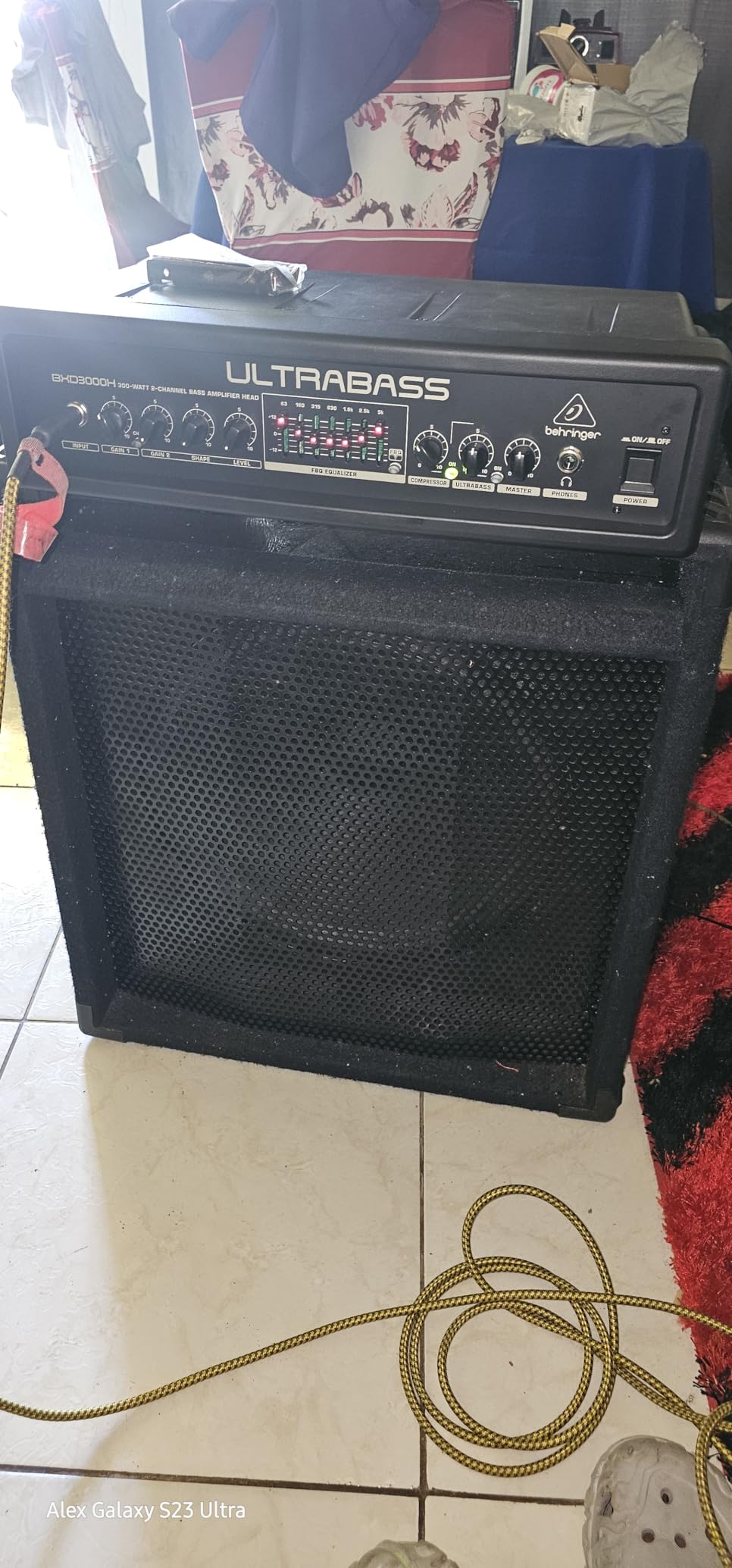 Behringer ULTRABASS BXD3000H Ultra-Lightweight 300 Watt 2 Channel Bass Amplifier Head with FBQ Spectrum Analyzer, Ultrabass Processor and Compressor customer photo 1
