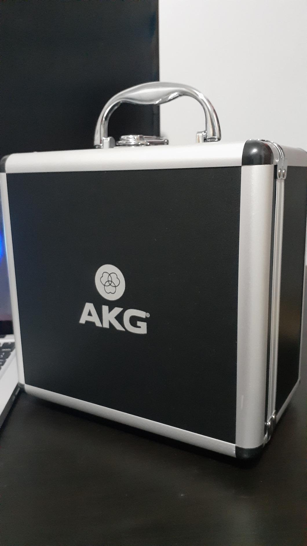 AKG Pro Audio P220 High-Performance Condenser Microphone, Great for Vocals, Guitar, Brass, and General Recording. XLR Wired Mic, for Studio or Stage. Black customer photo 2
