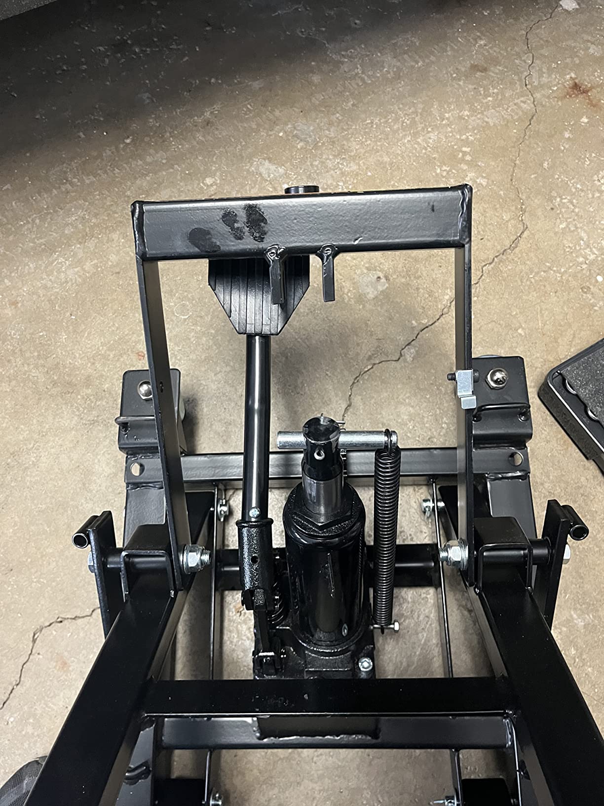 Black Widow Hydraulic Steel Motorcycle and ATV Lift Jack Stand, 1,500 lb customer photo 1