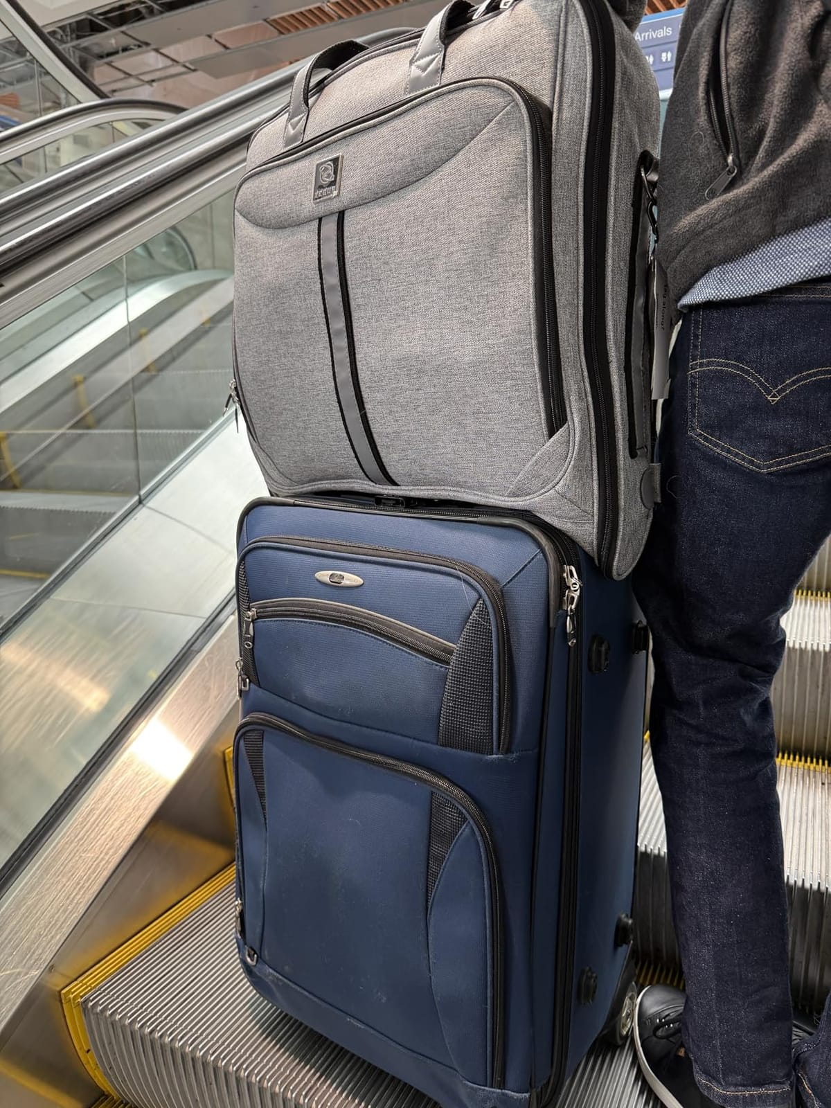 ZEGUR Premium travel garment bag. Carry-on for Men & Women. Hangs 4 Items customer photo 1