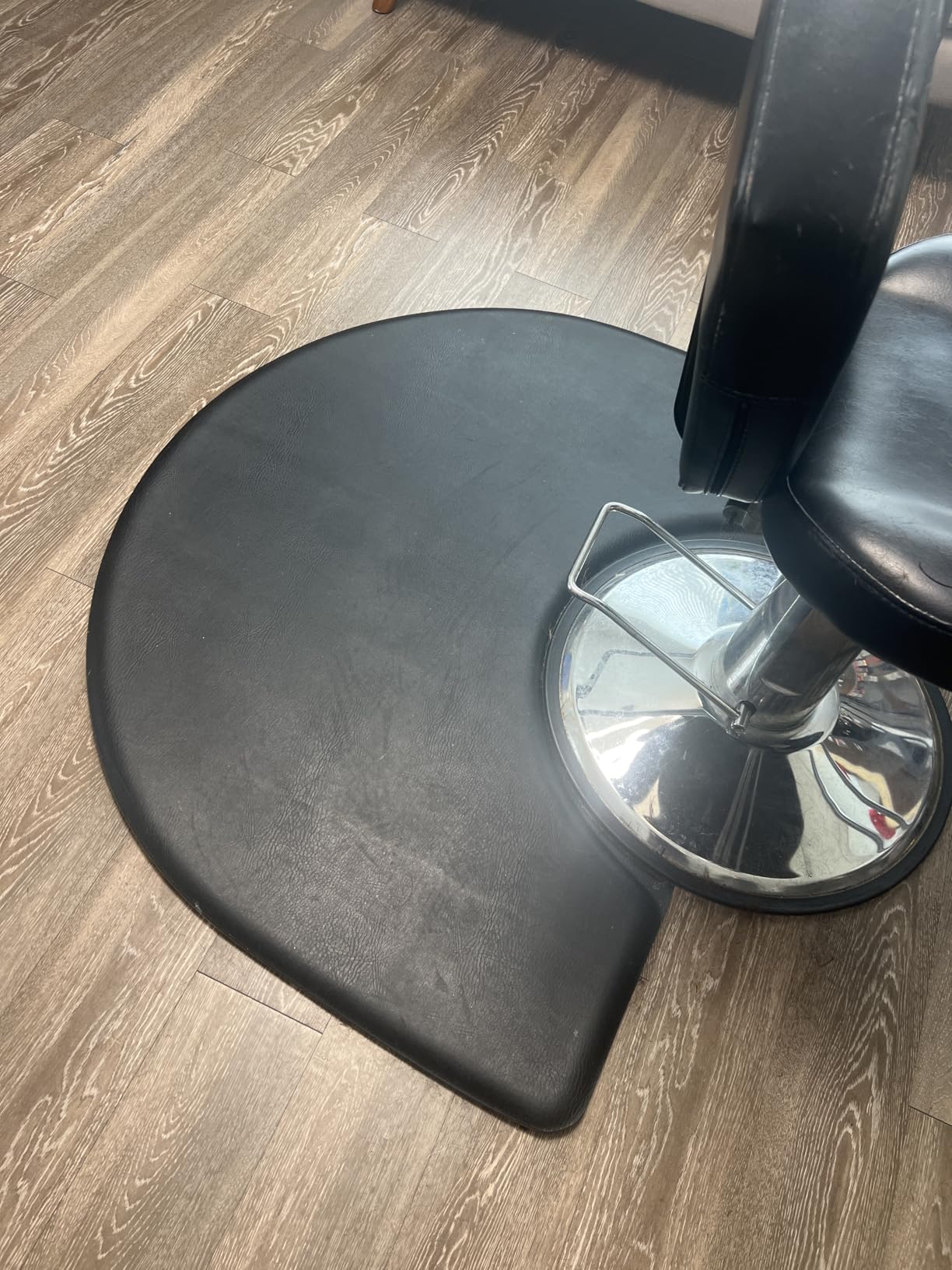 Saloniture 3 ft. x 4 ft. Salon & Barber Shop Chair Anti-Fatigue Mat - Black Semi Circle - 1 in. Thick customer photo 1