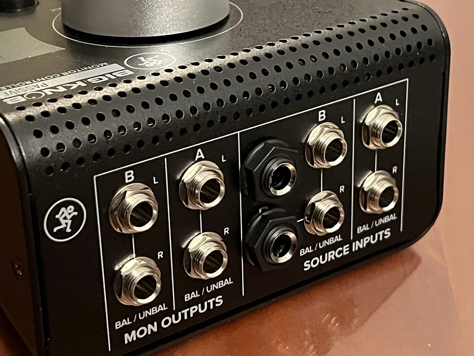 Mackie Big Knob Passive (Non-Powered) 2x2 Studio Monitor Controller – Signal Attenuator for Pro Audio customer photo 2