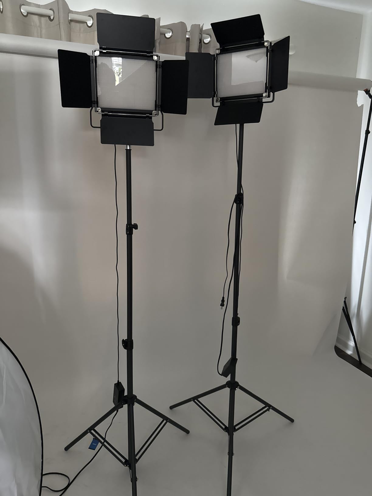 NEEWER 2 Pack Bi Color 660 LED Video Light and Stand Kit: (2) 3200-5600K CRI 96+ Dimmable Light with U Bracket and Barndoor, (2) 75 inches Light Stand for Studio Photography, Video Recording (Black) customer photo 2