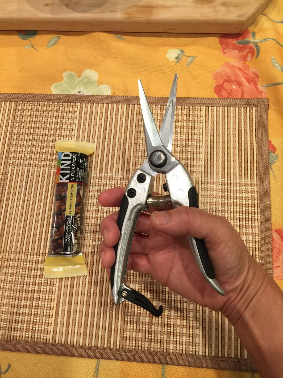 TABOR TOOLS K18A Straight Pruning Shears, Florist Scissors, Multi-Tasking Garden Snips for Arranging Flowers, Trimming Plants and Harvesting Herbs, Fruits or Vegetables (Japanese Style Blades) customer photo 1