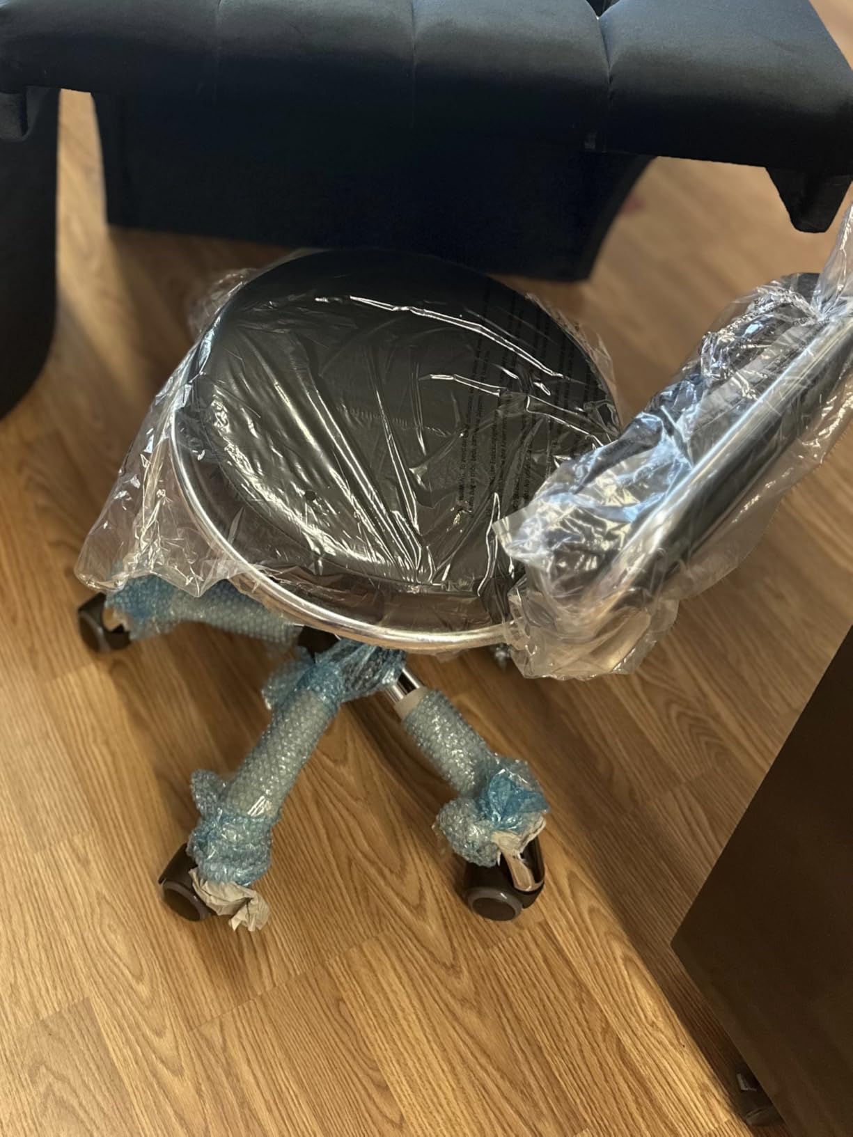 Yaheetech Adjustable Rolling Stool Nail Tech Chair with Backrest, Black customer photo 2