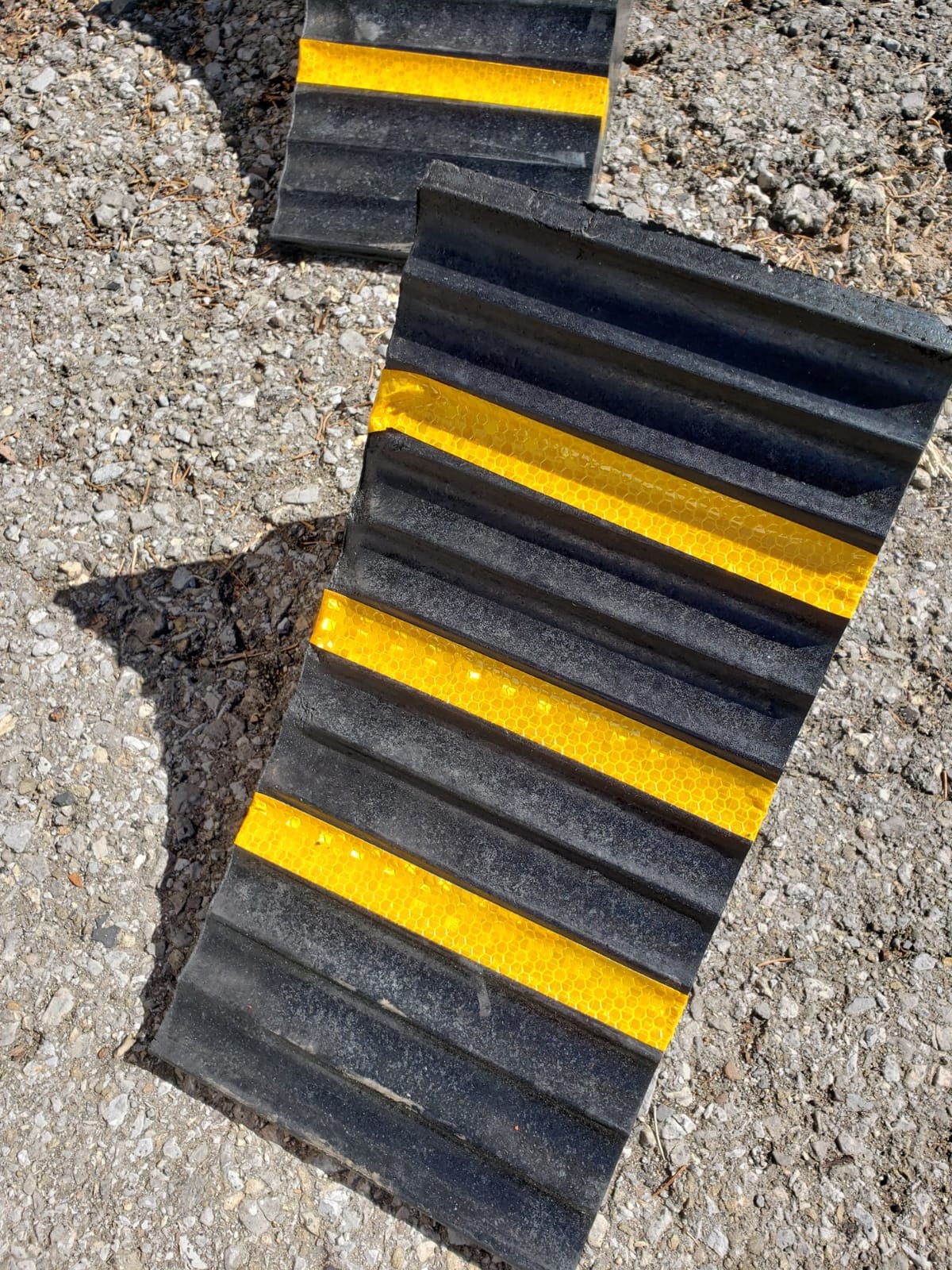 RELIANCER 2 Pack Wheel Chocks Heavy Duty Extra Large Industrial Rubber Wheel Chock Blocks w/Handle Reflective Strips for Travel Trailer Hauler Truck Fire Truck Commercial Vehicle RV 10