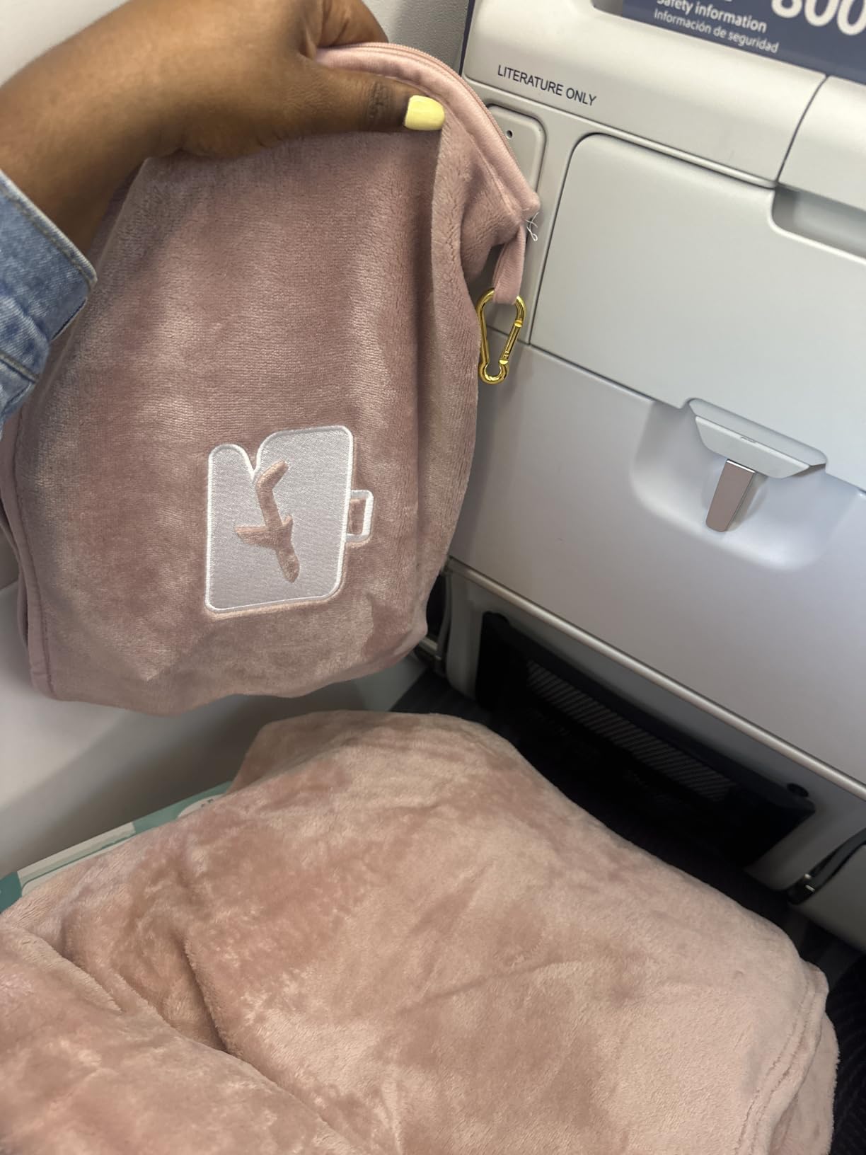 EverSnug Travel Blanket and Pillow - Premium Soft 2 in 1 Airplane Blanket with Soft Bag Pillowcase, Hand Luggage Sleeve and Backpack Clip (Navy Blue) customer photo 2