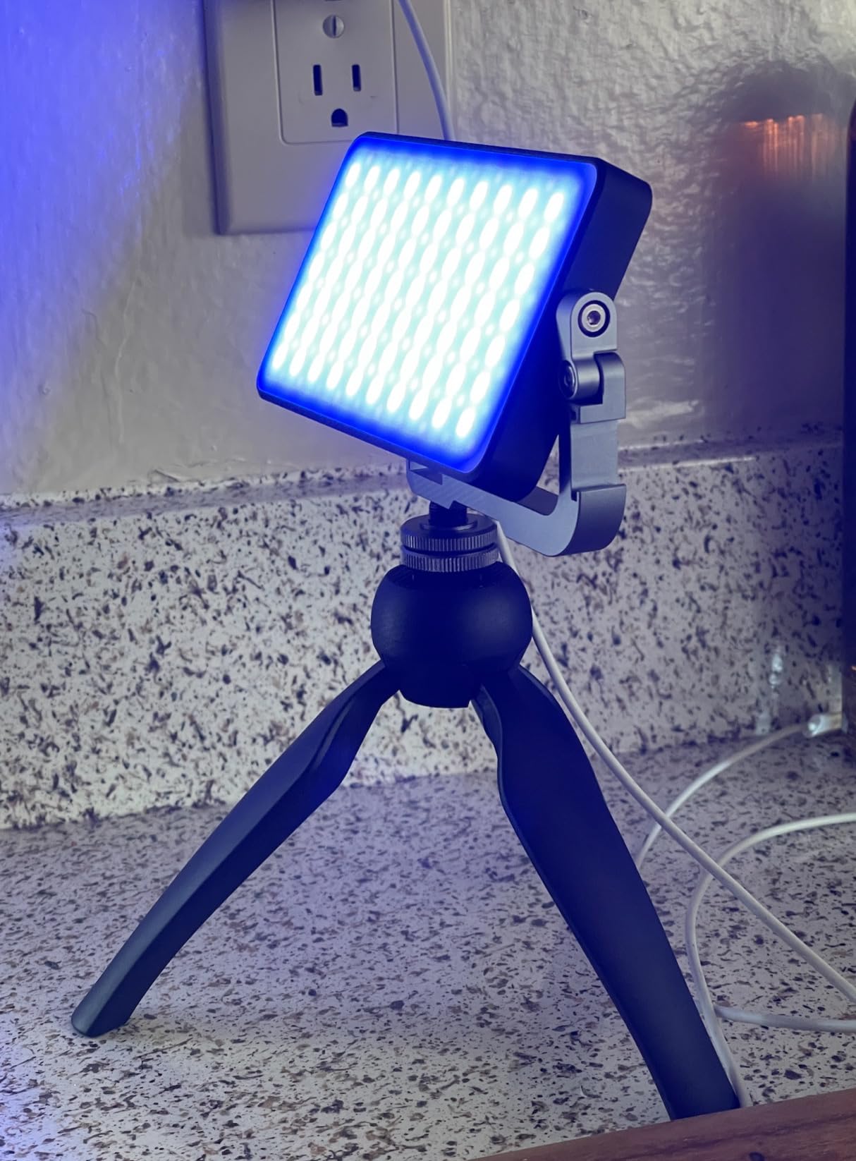 IVISII G2 Pocket RGB Camera Light,Built-in 7200mAh Rechargeable Battery 360°Full Color Gamut 9 Light Effects,2600-10000K LED Video Light Panel with Aluminum Alloy Body, Adjustable Tripod Stand customer photo 2