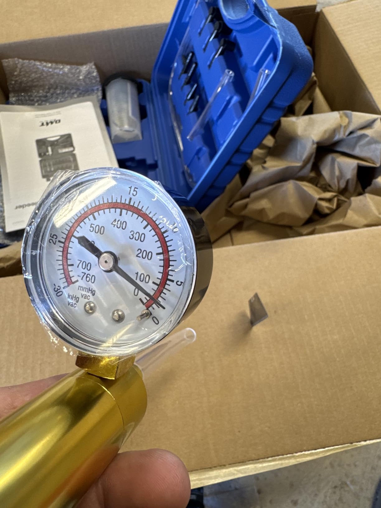 OMT One-Man Brake Bleeding Kit with Hand Vacuum Pump and Dial Gauge, Blue customer photo 2