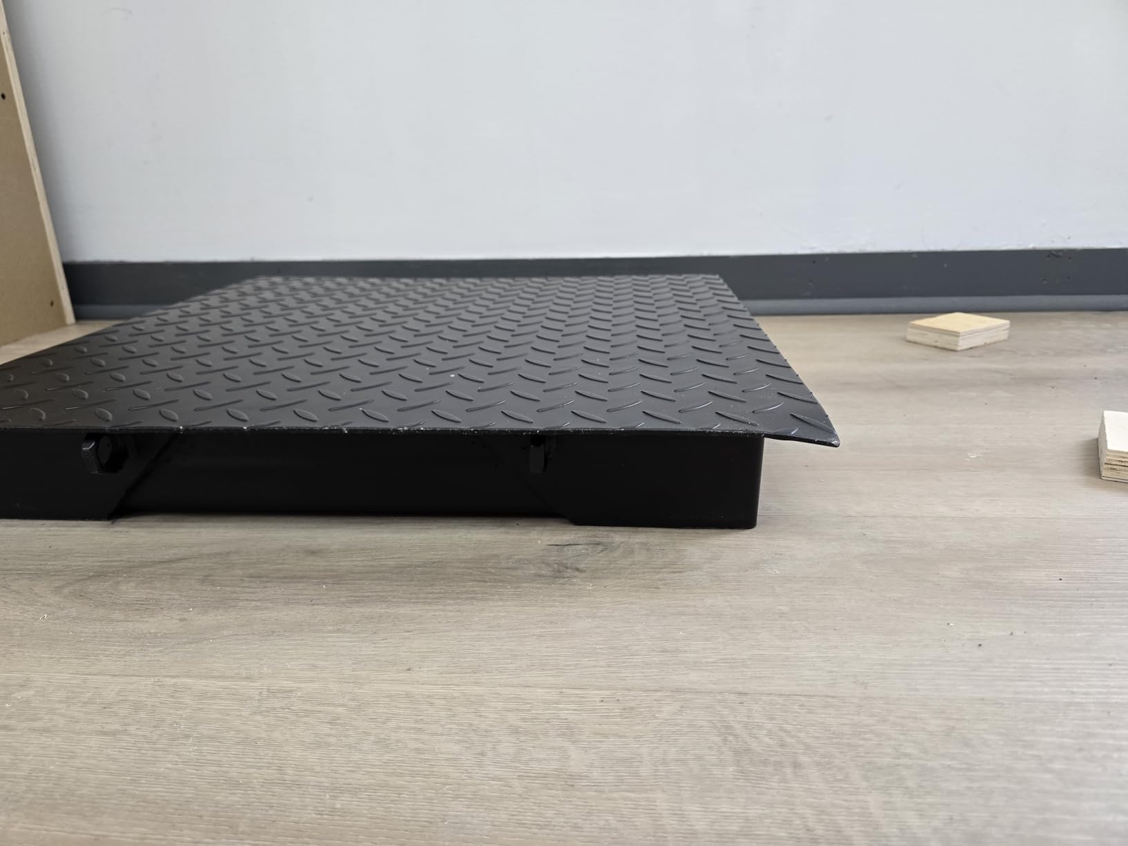 Industrial Floor Scale, 1000LB/0.5LB (24x24) with NETP Indicator customer photo 1