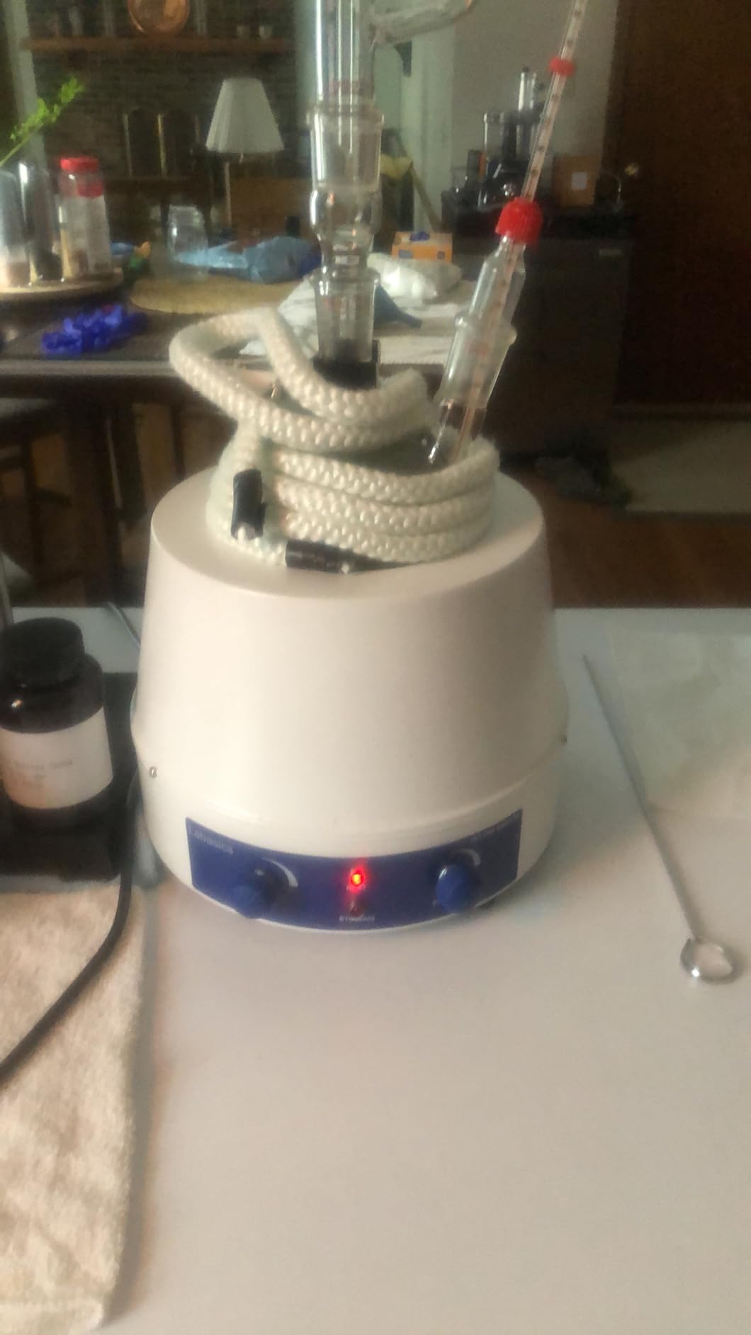 Labasics Heating Mantle, Heating and Stirring Electromantles Electrothermal Lab Heating Mantle with Magnetic Stirrer 0-1600 RPM Temperature Control 110V/380℃ 250W, 2000 ml customer photo 1