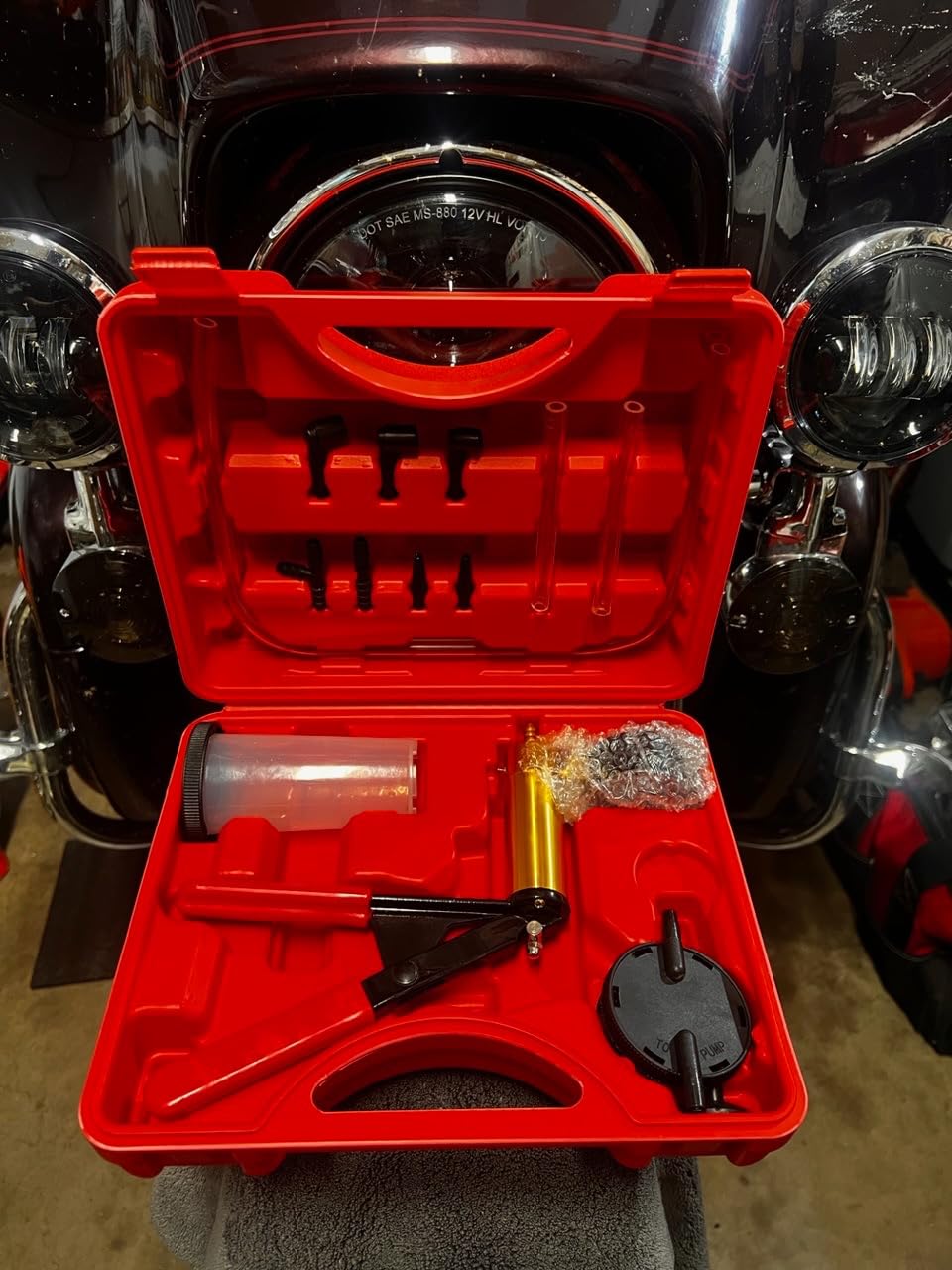 Yonligonju Brake Bleeder Kit with Hand Vacuum Pump with Gauge Adapters Automotive Brake Fluid Bleeding Set for Bike Car Truck (red) customer photo 1