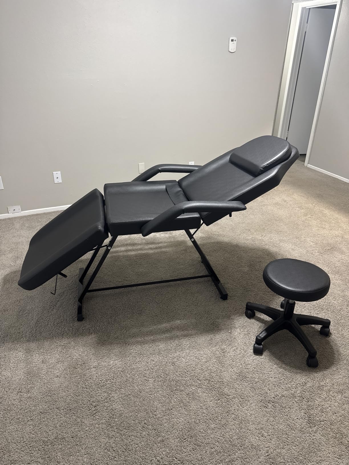 OmySalon Massage Salon Tattoo Chair Esthetician Bed with Hydraulic Stool,Multi-Purpose 3-Section Facial Bed Table, Adjustable Beauty Barber Spa Beauty Equipment, White customer photo 2