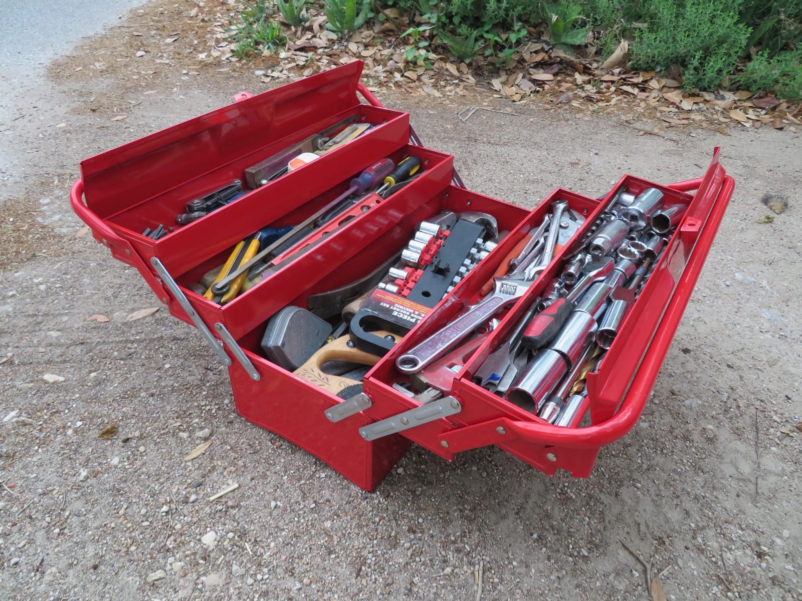 Goplus 22-Inch Metal Tool Box, 3-Layer 5-Tray Portable Folding Tool Chest Organizer with Handle & Lock Hole, Cantilever Toolbox for Garage Trunk Household Office, Powder Coated Steel customer photo 1
