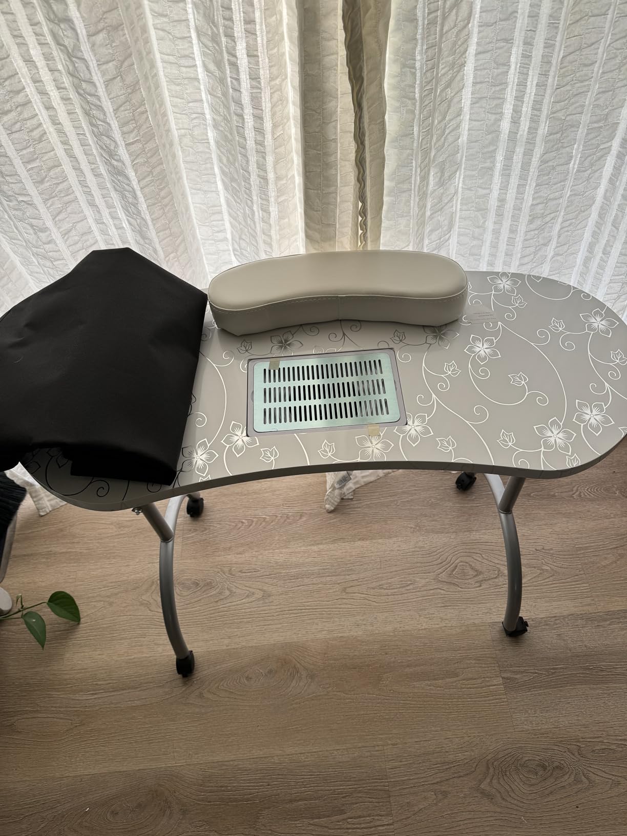 GIANTEX Foldable Nail Desk with Electric Dust Collector & Wheels, Black customer photo 2