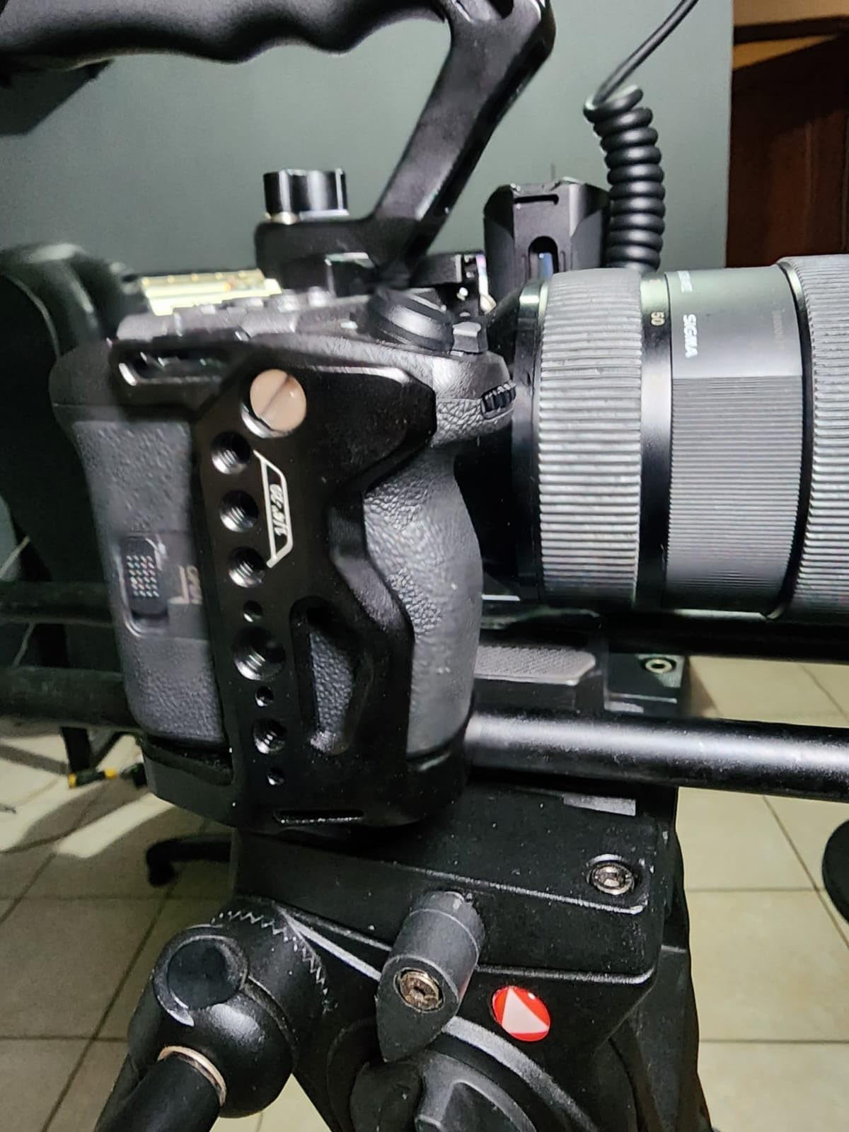 NEEWER Cage Camera Cage with HDMI Cable Clamp, NATO Rail, 3/8 Inch ARRI Positioning Holes, 1/4 Inch Thread Compatible with Sony FX3 FX30 Original XLR Handle customer photo 1