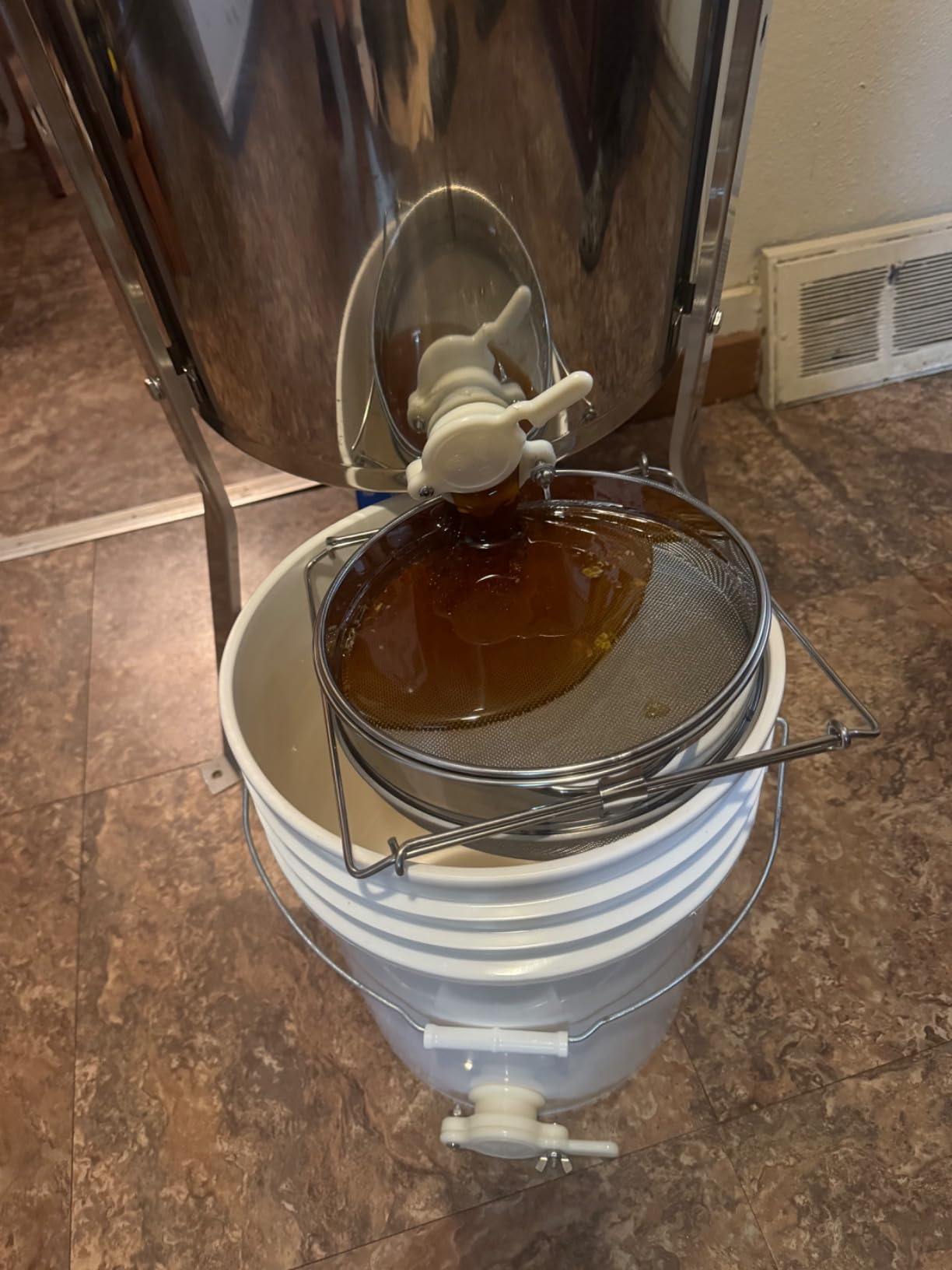 VEVOR 2/4 Frame Electric Honey Extractor with Adjustable Stand customer photo 2