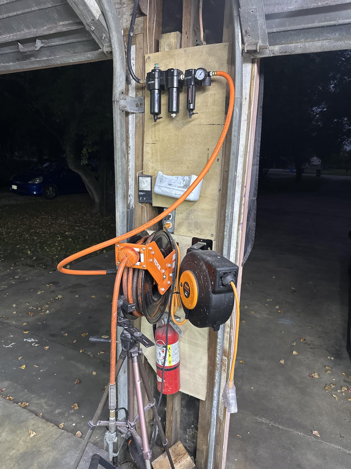 VEVOR Retractable Air Hose Reel 3/8 IN x 50 FT Hybrid Air Hose Max 300PSI customer photo 2