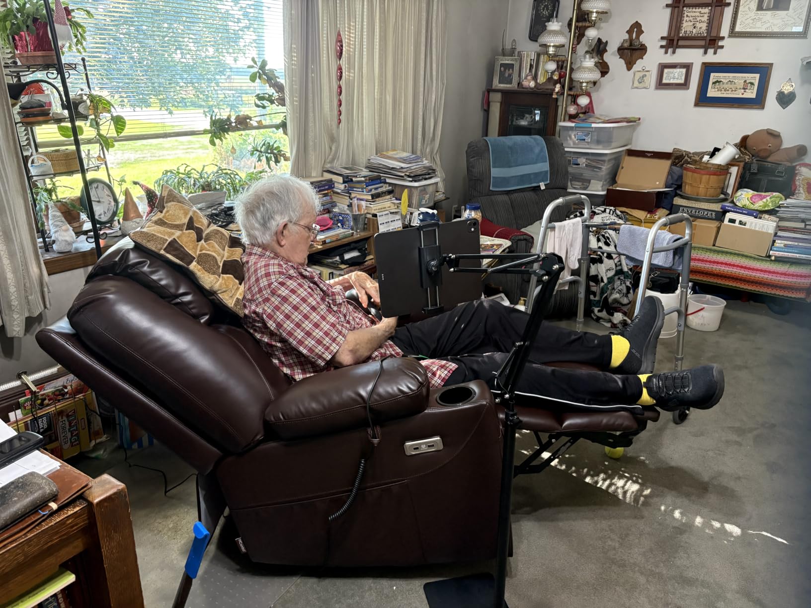 MCombo Power Lift Recliner Chair for Elderly, Lift Chair with Heat and Massage, FSC Certified, USB Ports, Cup Holders, Faux Leather 7040 (Black, Medium) customer photo 2