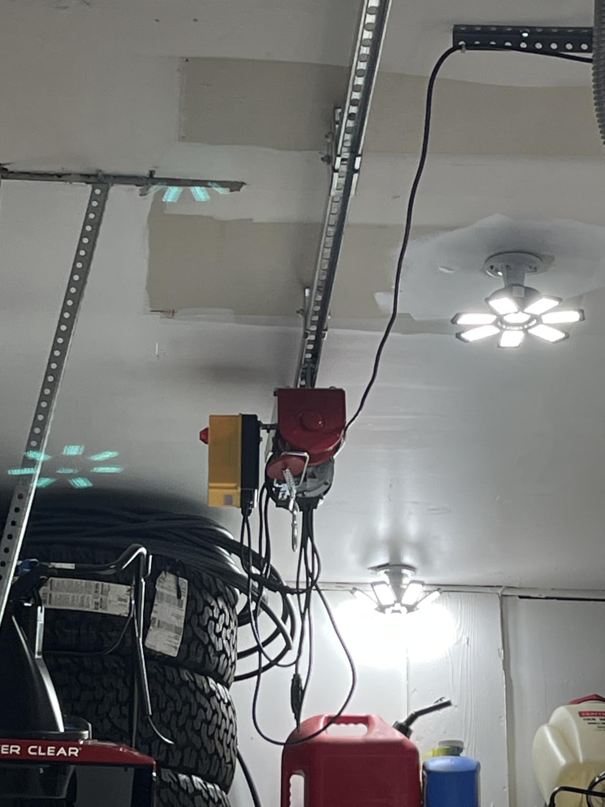 VEVOR 1320lbs Wireless Electric Hoist, 1150W 110V Electric Steel Wire Winch with Wireless Remote Control, 40ft Single Cable Lifting Height & Motor, for Garage Warehouse Factory customer photo 1