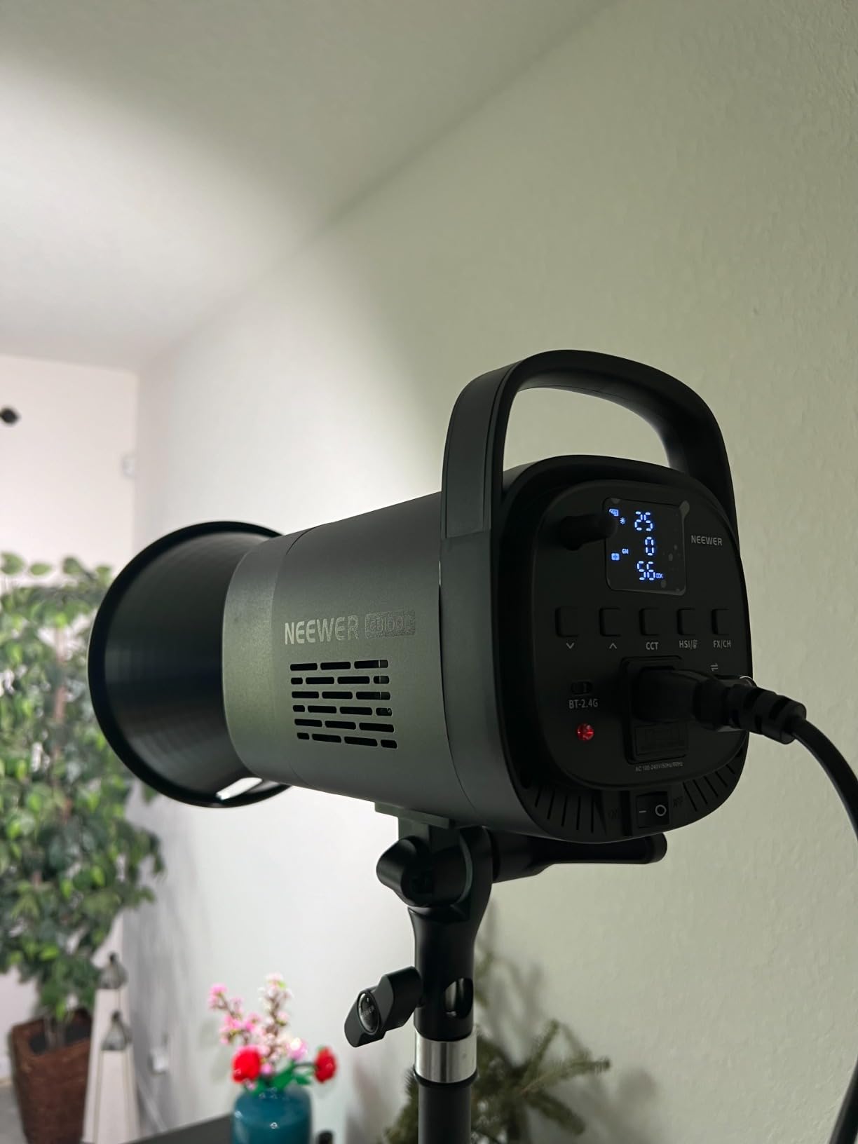 NEEWER CB100C 130w RGB LED Video Light, APP/2.4G Control, 360° Full Color customer photo 1