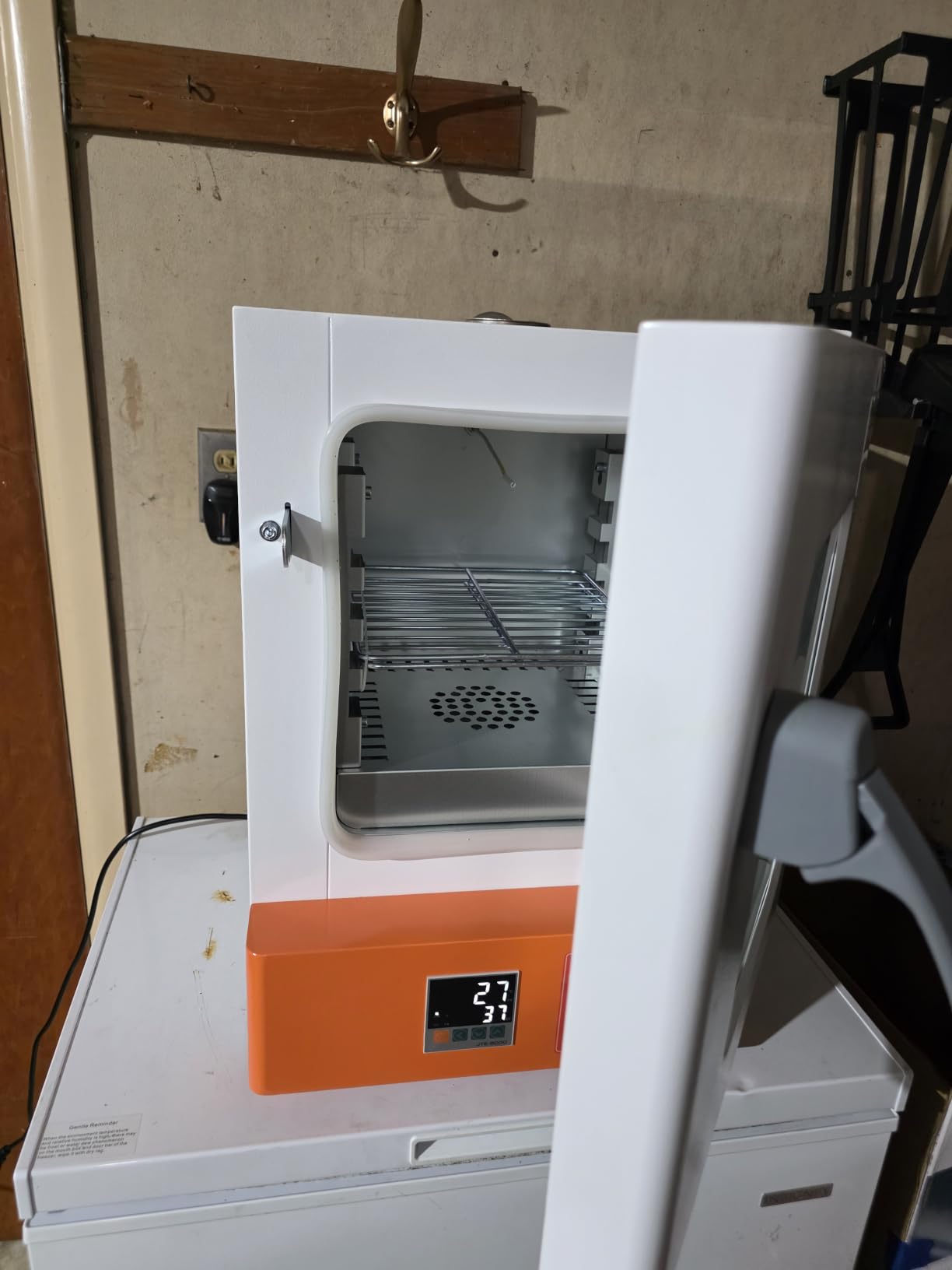 Electric Heating Constant Temperature Lab Incubator 22L 11X11X11Inch Chamber RT-70℃ 110V 60Hz Cabinet Incubator for Reptile Egg Bacterial Culture Seed Germination Medical Science customer photo 2