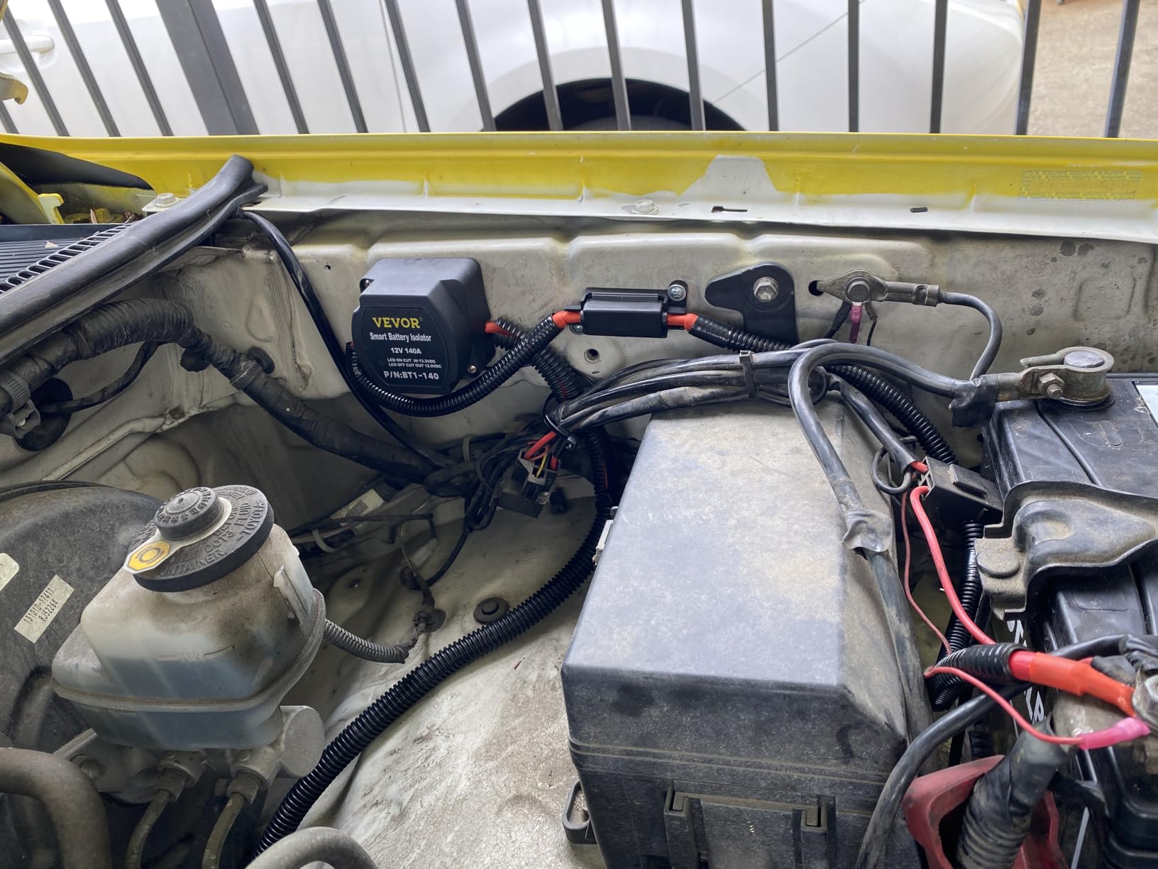 VEVOR Split Charge Relay Kit, 12V 140 Amps, Auto Dual Battery Isolator Kit customer photo 1