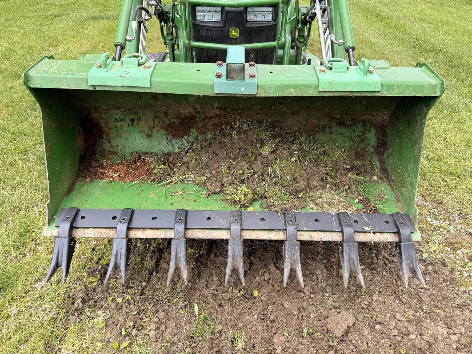 VEVOR Bucket Tooth Bar, 48'', Heavy Duty Tractor Bucket 6 Teeth Bar for Loader Tractor Skidsteer, 4560 lbs Load-Bearing Capacity Bolt On Design, for Efficient Soil Excavation and Bucket Protection customer photo 2