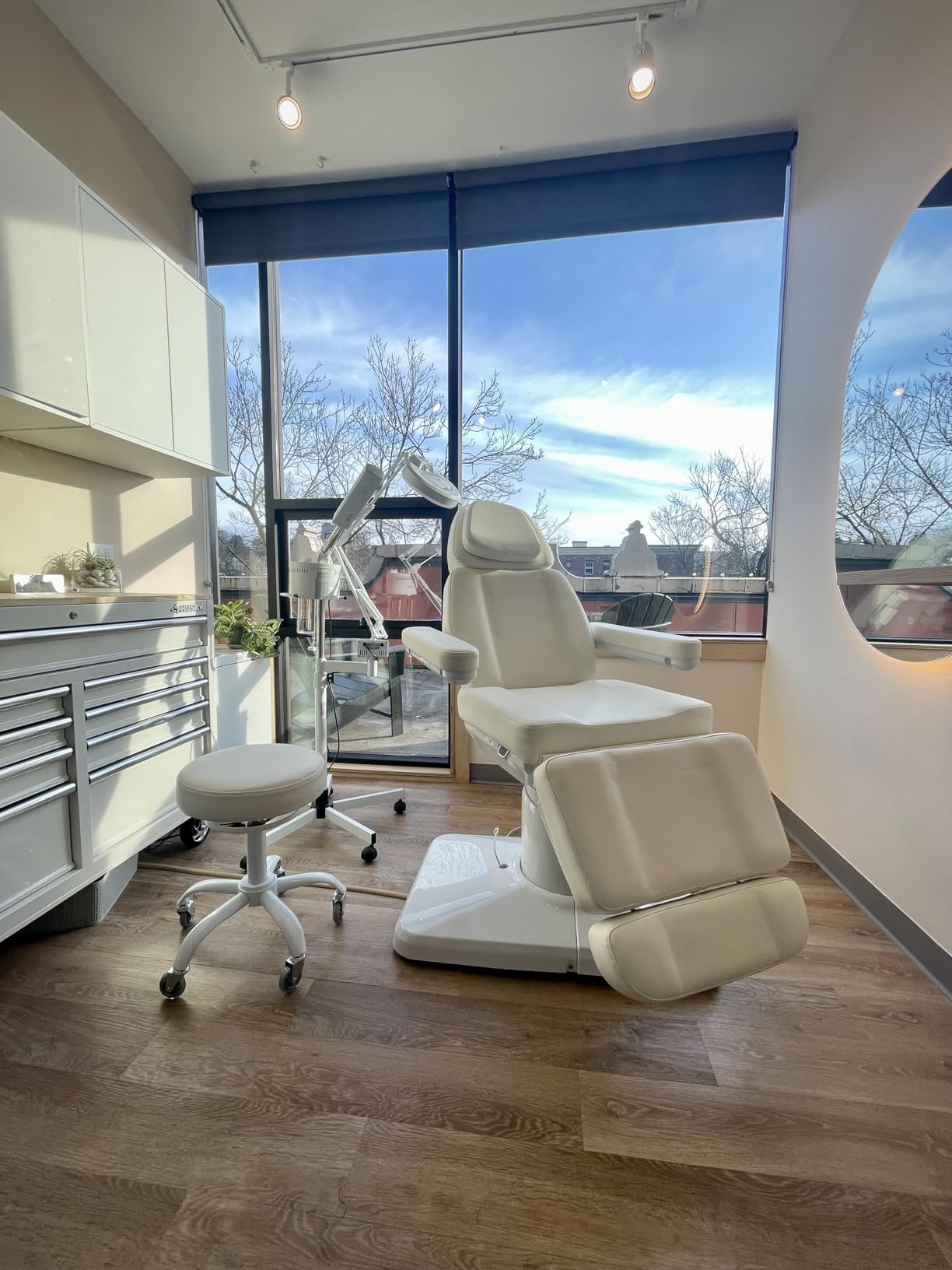OmySalon Electrical Facial Beauty Spa Medical Treatment Bed, 120° Rotation Massage Tattoo Dental Aesthetic Chair with 3 Motors & Remote Control, Off White customer photo 1