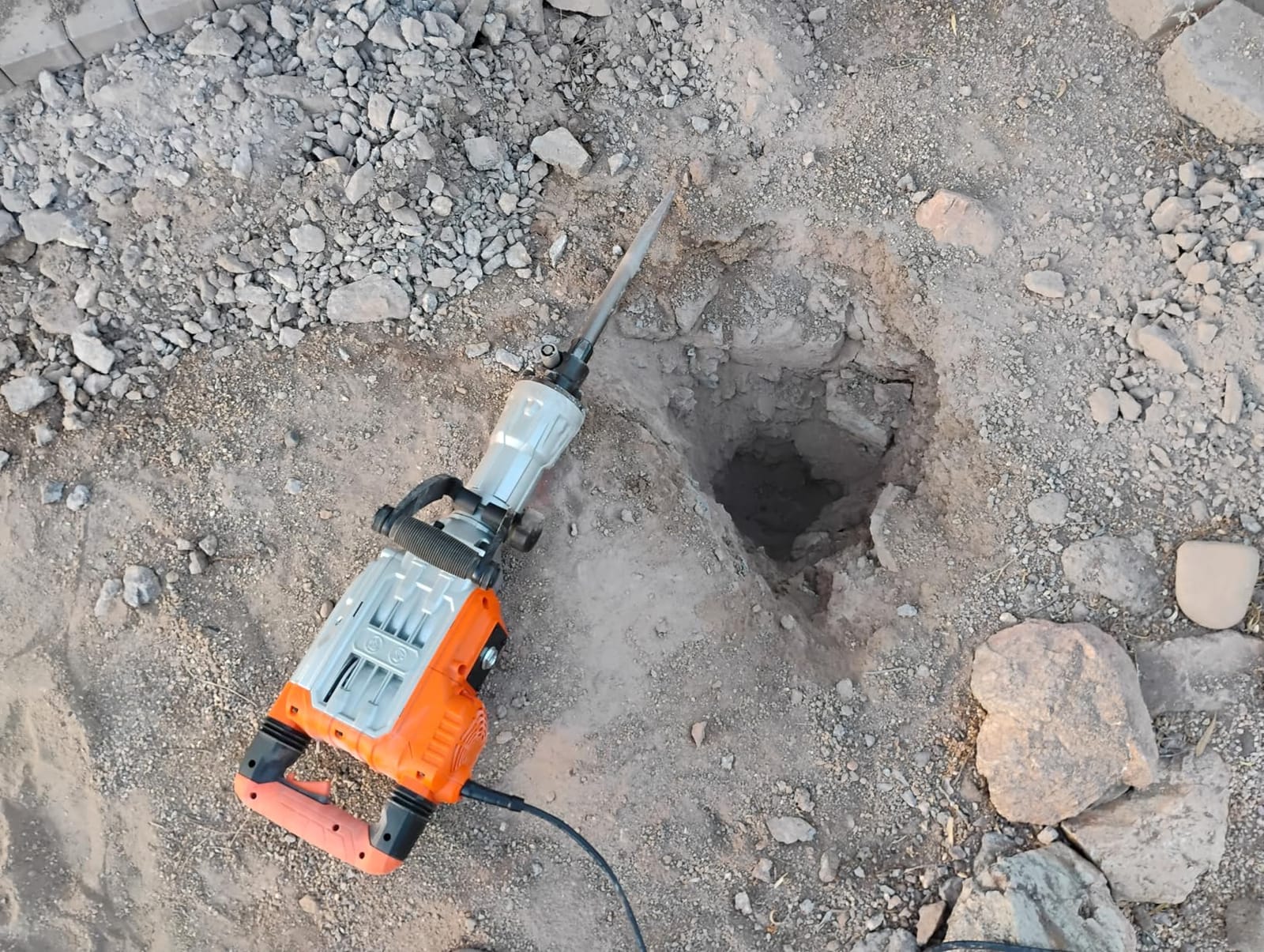 VEVOR 3500W Electric Demolition Hammer, 1900 BPM Durable Jack Hammer, Concrete Breaker with 2 Chisels, Gloves, and a 360° Rotatable Handle for Efficient Trenching, Black customer photo 2