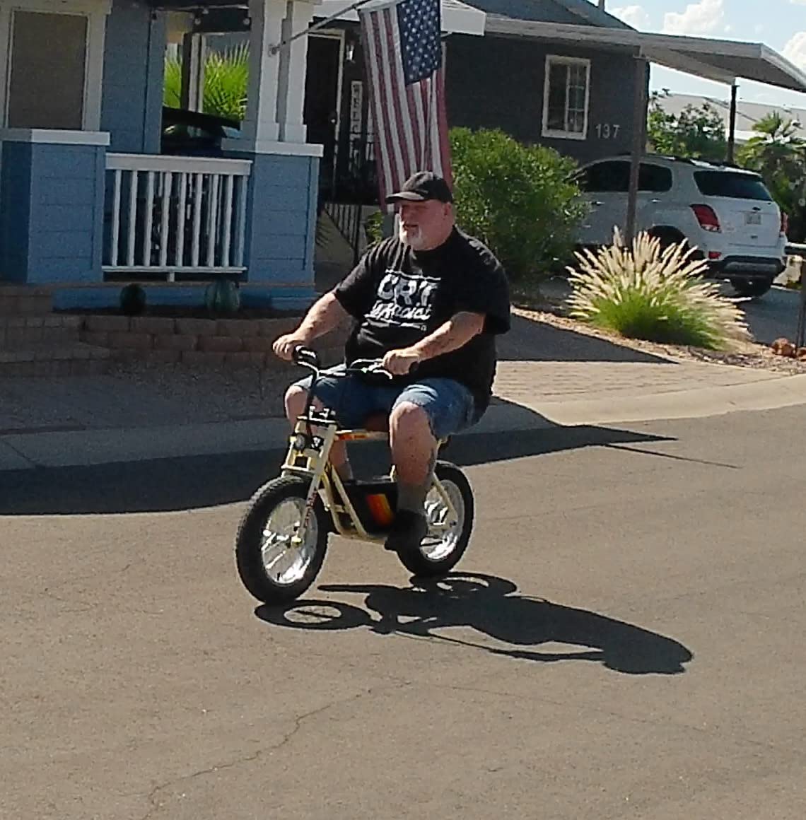Razor Rambler 16 Electric Retro Mini Bike Ride for Teens Ages 18+, 220 lb Max Weight, Red – 350W Motor, Up to 15.6 Mph, 45-Min Run Time, Twist-Grip Throttle, Spoked Wheels w/ 16” Pneumatic Tires customer photo 1