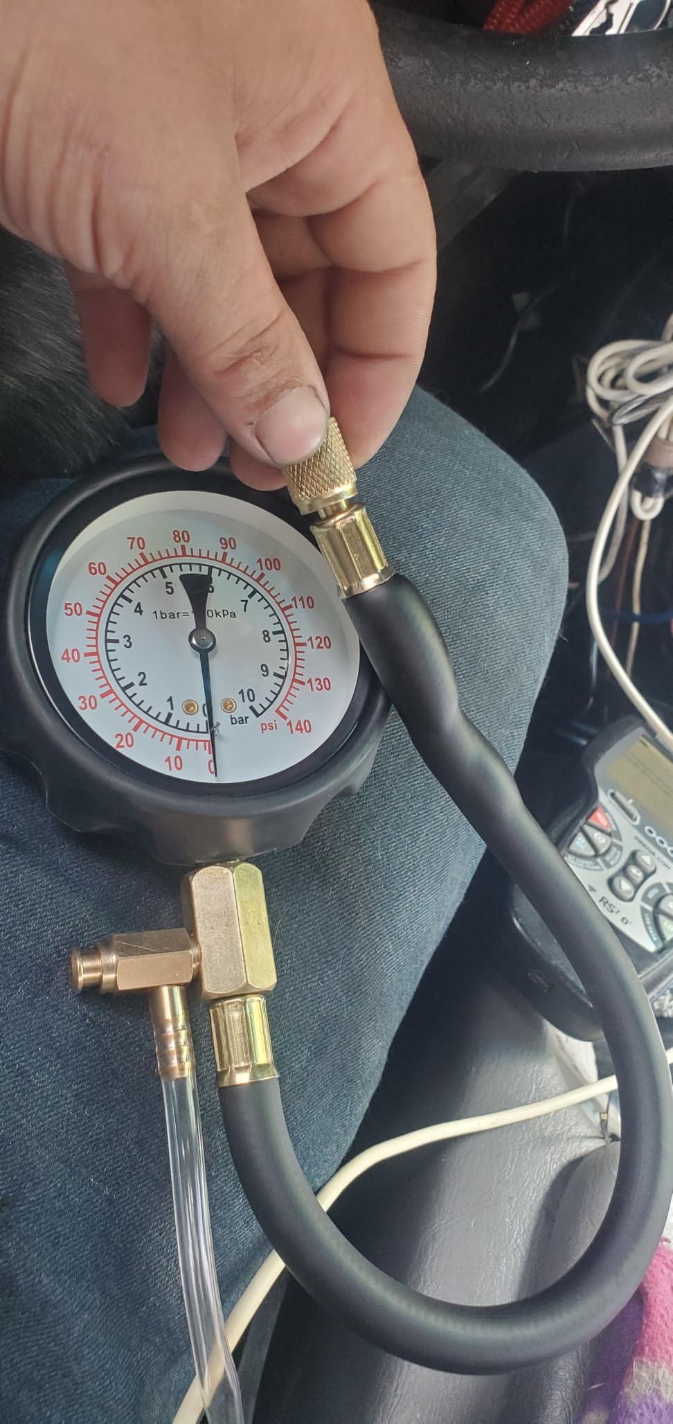 0-140PSI Fuel Pressure Tester Kit, Fuel Injector Injection Pump Pressure Gauge, Fuel Pump Pressure Tester Diagnostic Tool for Gasoline Cars, Trucks, Motorcycles and RVs customer photo 1