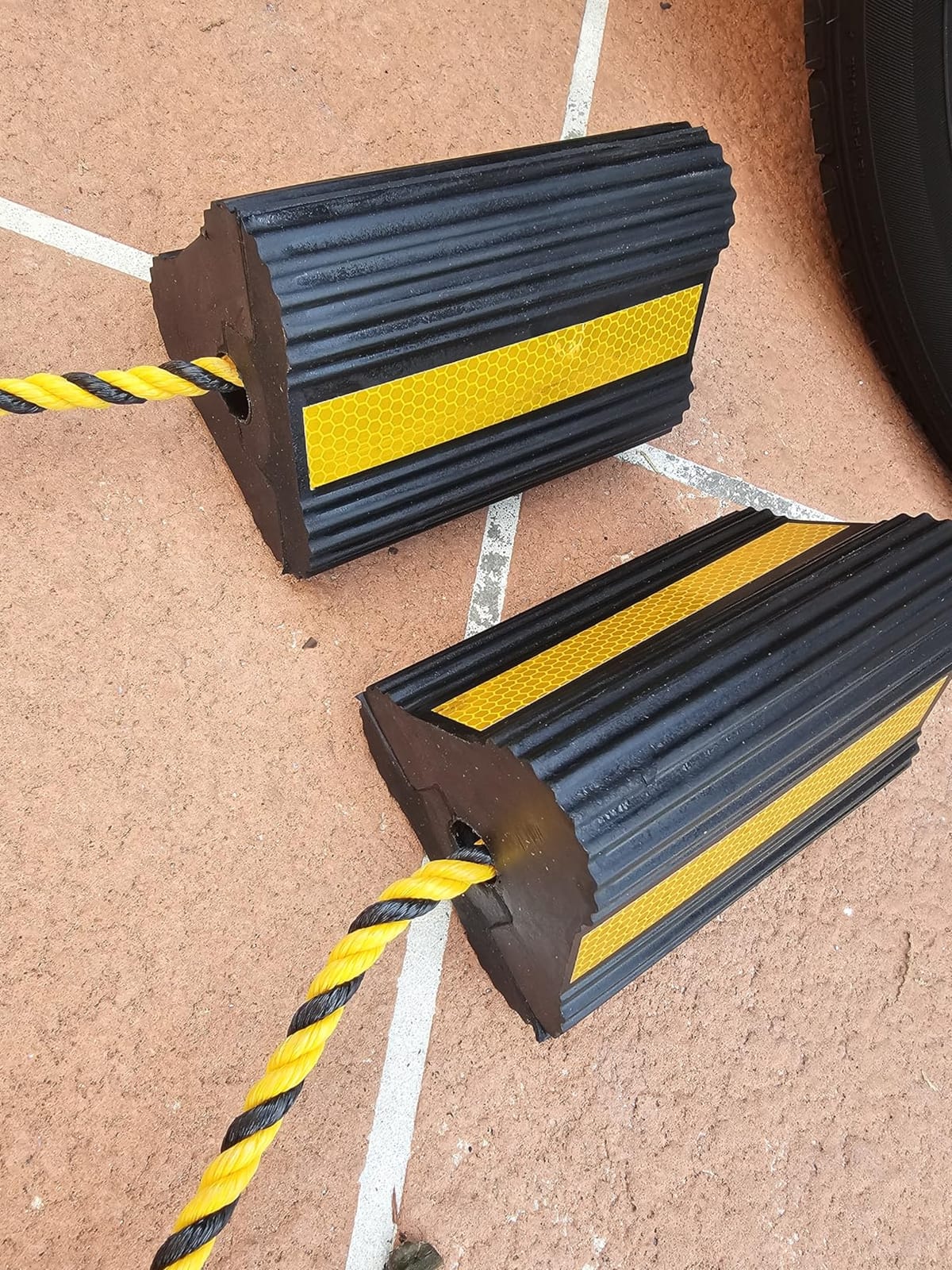 ROBLOCK Wheel Chocks (2pair/4pack with Rope) for RV Trailer Camper Truck Car Aircraft, Versatile Heavy Duty Rubber Wheel Chocks Block with 3 Reflective Strips, Tire Wheel Immobilizers & Chocks customer photo 1