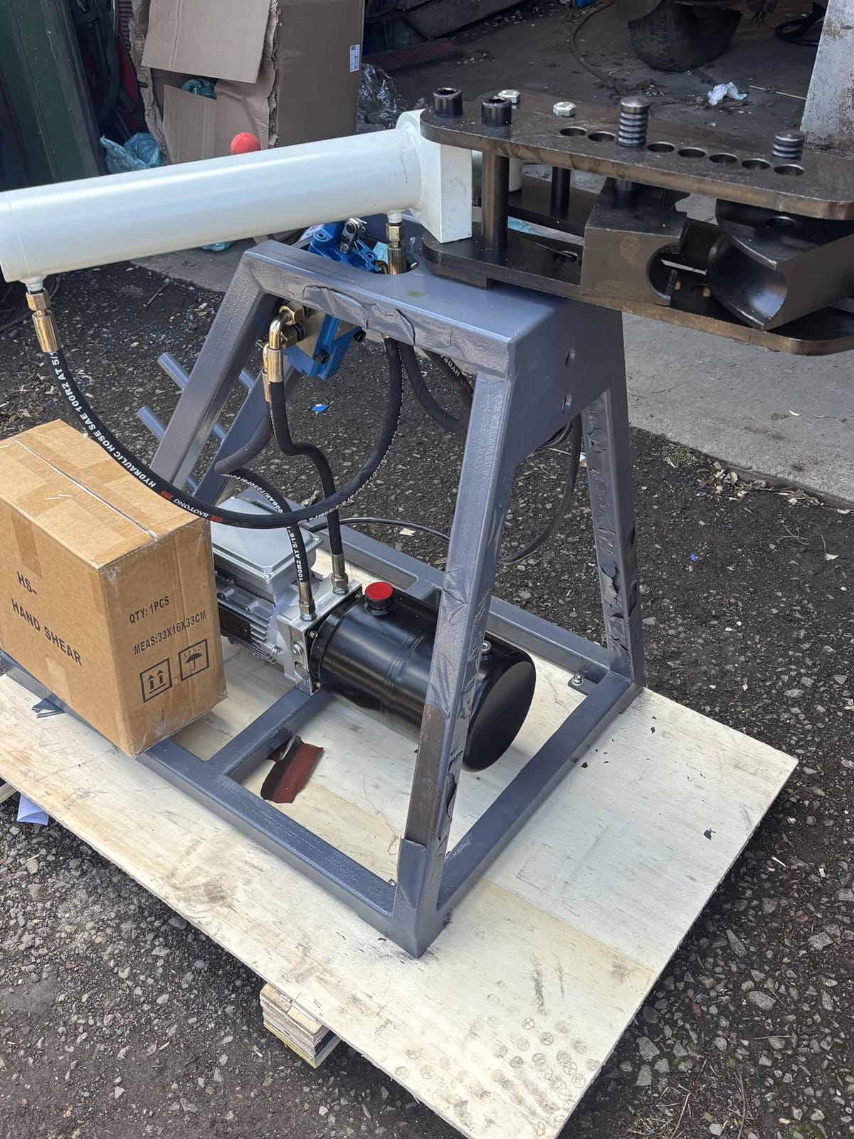 VEVOR Electric Tube Bending Machine, 750W Electric Tubing Bender with 6L Hydraulic Cylinder, Movable Pipe Bender Machine with 3 Dies & 180° Max Bending Angle, Suitable for 1