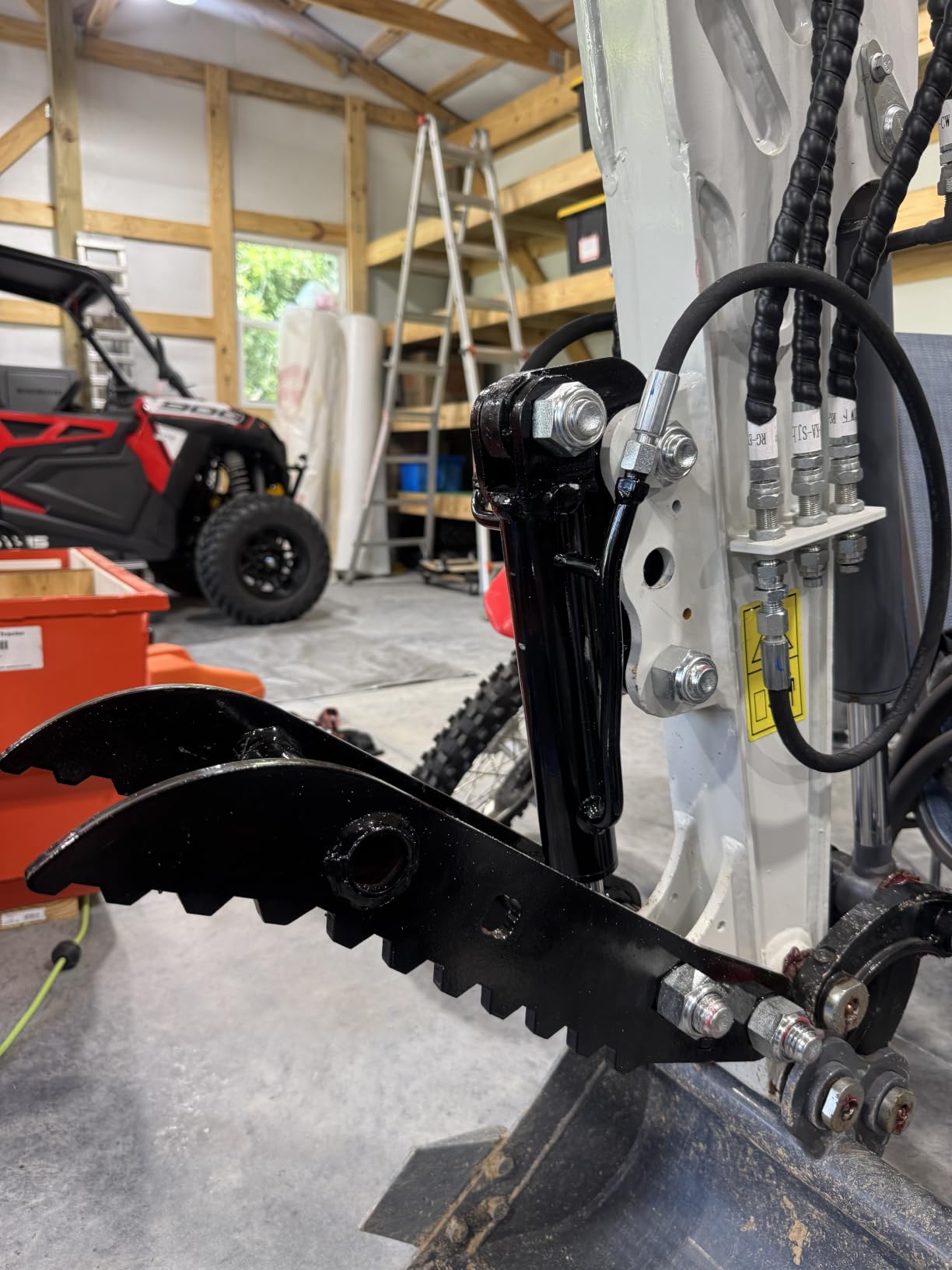 Mini Excavator Hydraulic Thumb Kit,Small Digger Attachments Fit Most of Up to 2 Tons, with2* M14 Hoses and Converters, Black customer photo 2
