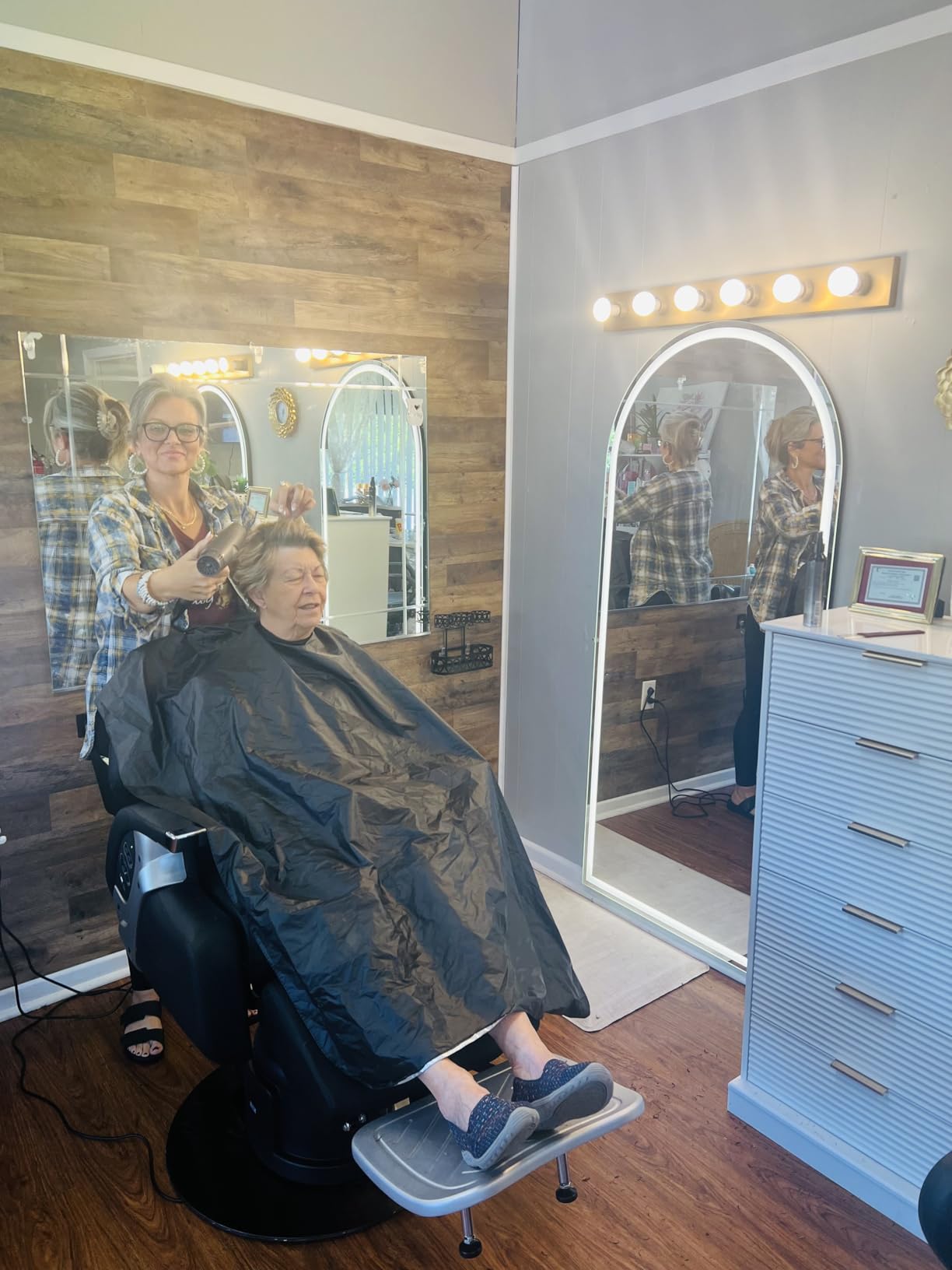 BarberAct Vanguard Electric Barber Chair, Fully Electric Reclining Chair customer photo 1
