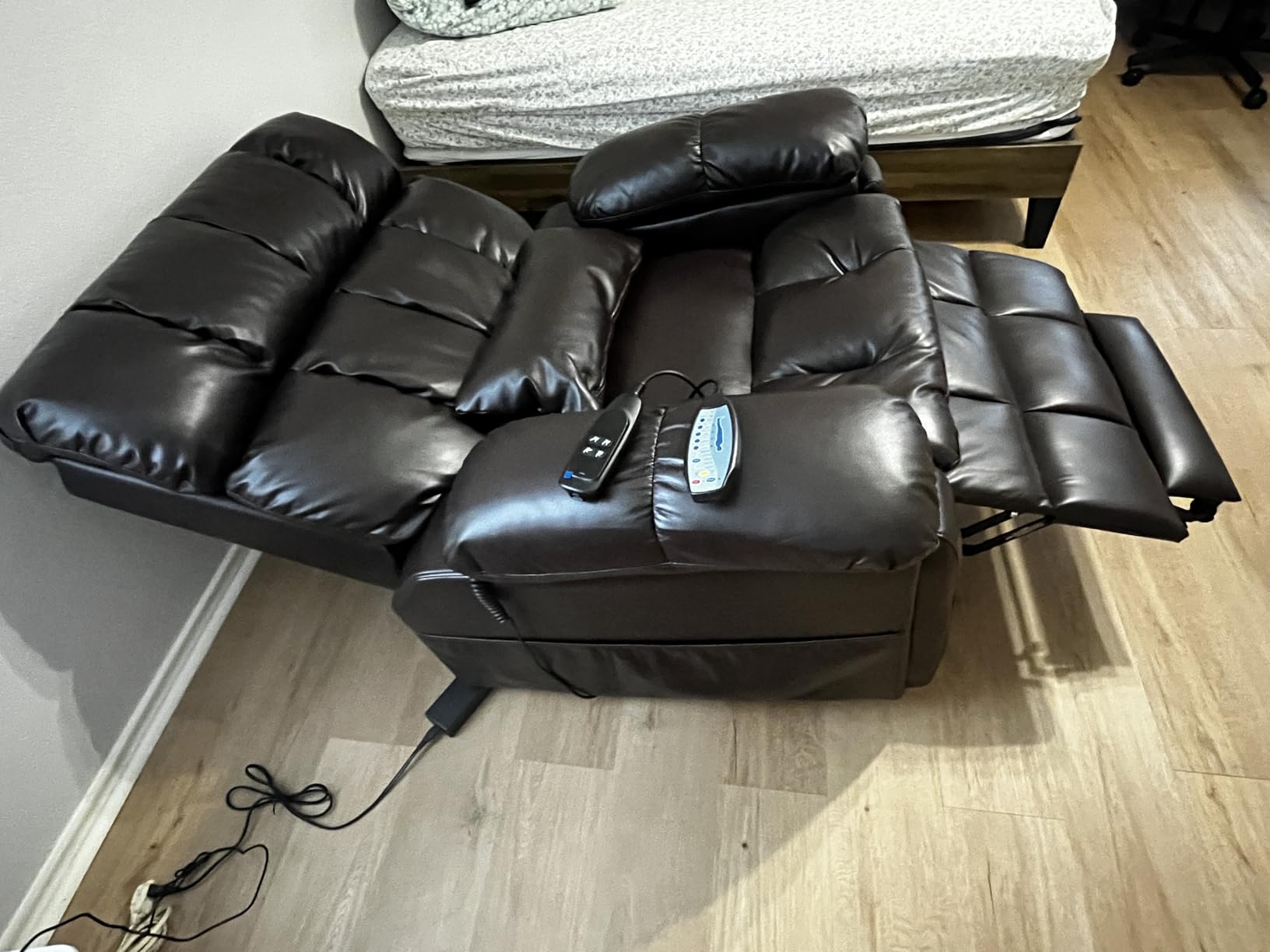 Lay Flat Recliner Lift Chair with Headrest,Infinite Positon Power Lift Recliner Chair for Elderly, Zero Gravity Leather Recliner with Extended Footrest, USB Type C, Cup Holders,Massage and Heat Brown customer photo 2