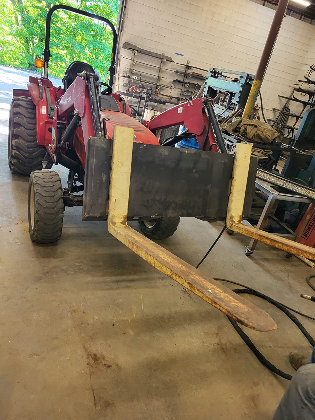 VEVOR 1/2 in Skid Steer Mount Plate, Universal Quick Attach Mount Plate, Easy to Bolt, 9000lbs Load Capacity, Heavy Duty Steel Loader Plates Compatible with Kubota Bobcat Skid Steers & Tractors customer photo 1
