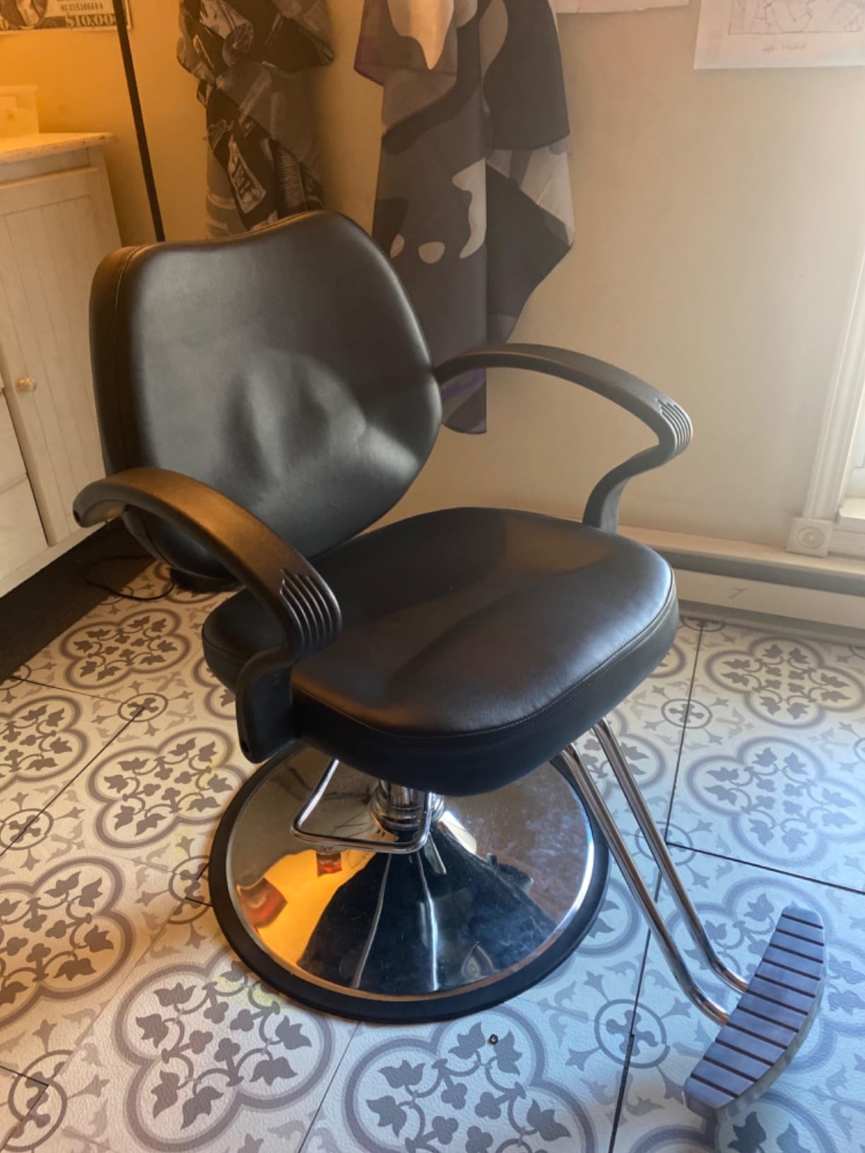 BestMassage Hydraulic Reclining Barber Chair, Heavy Duty All Purpose Salon Chair with Adjustable Headrest Footrest and 360° Swivel Hydraulic Pump for Barbershop, Beauty Salon, and Tattoo Studio,White customer photo 1