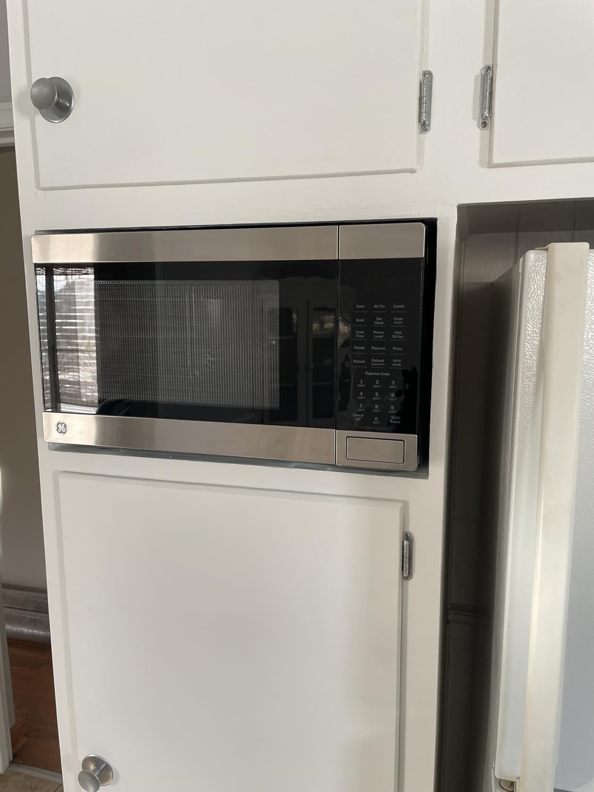 GE 4-in-1 Air Fry Countertop Microwave Oven, 1050 Watt, 1.0 Cu. Ft., White customer photo 2